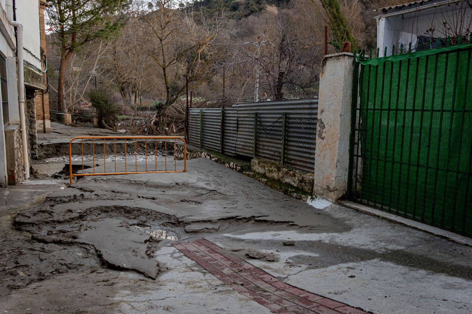 Fotos: así se han encontrado los vecinos de Dúdar su pueblo tras regresar del desalojo