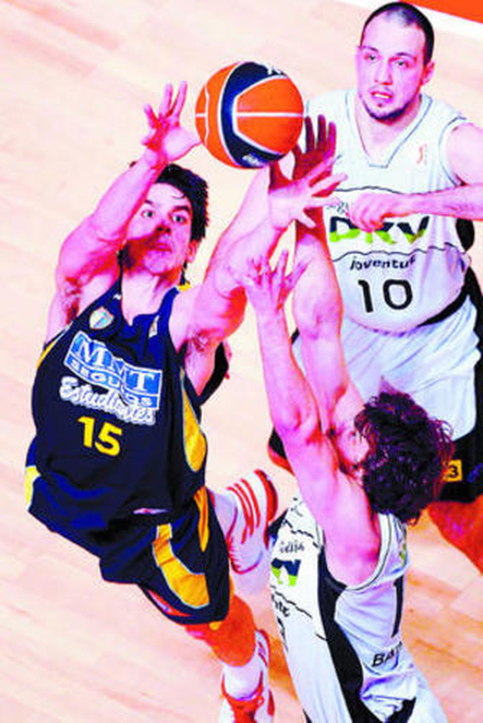 Carlos Suárez (i), en acción con el Estudiantes en una imagen de archivo.