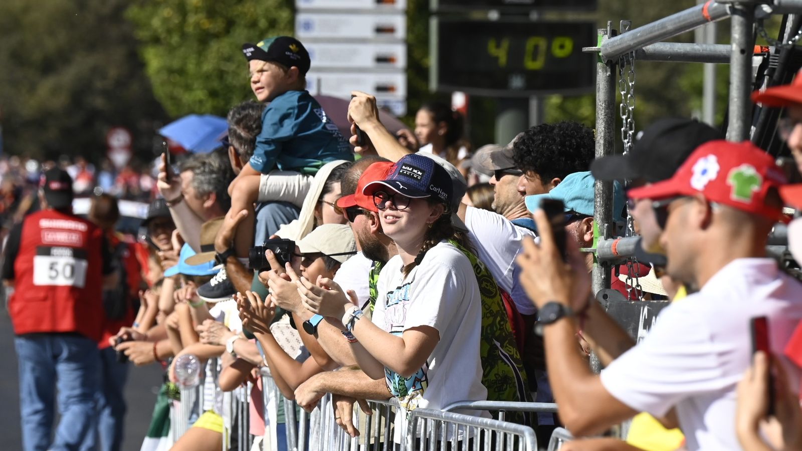 Grandes y pequeños disfrutan con la caravana de la serpiente multicolor.