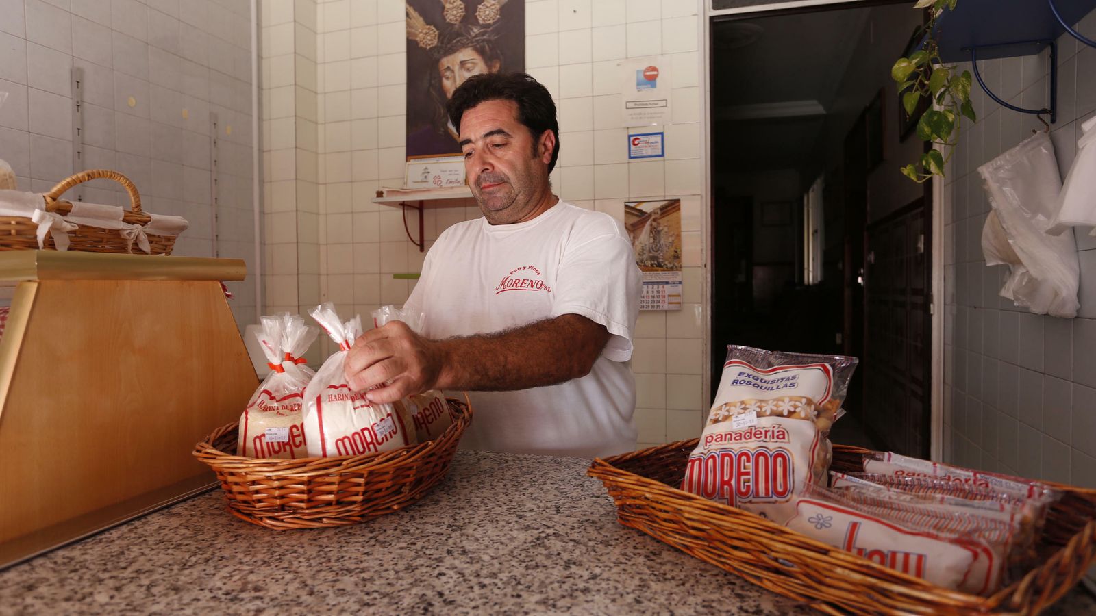 Joaquín Carmona es el propietario de la panadería Moreno y continúa con el negocio familiar