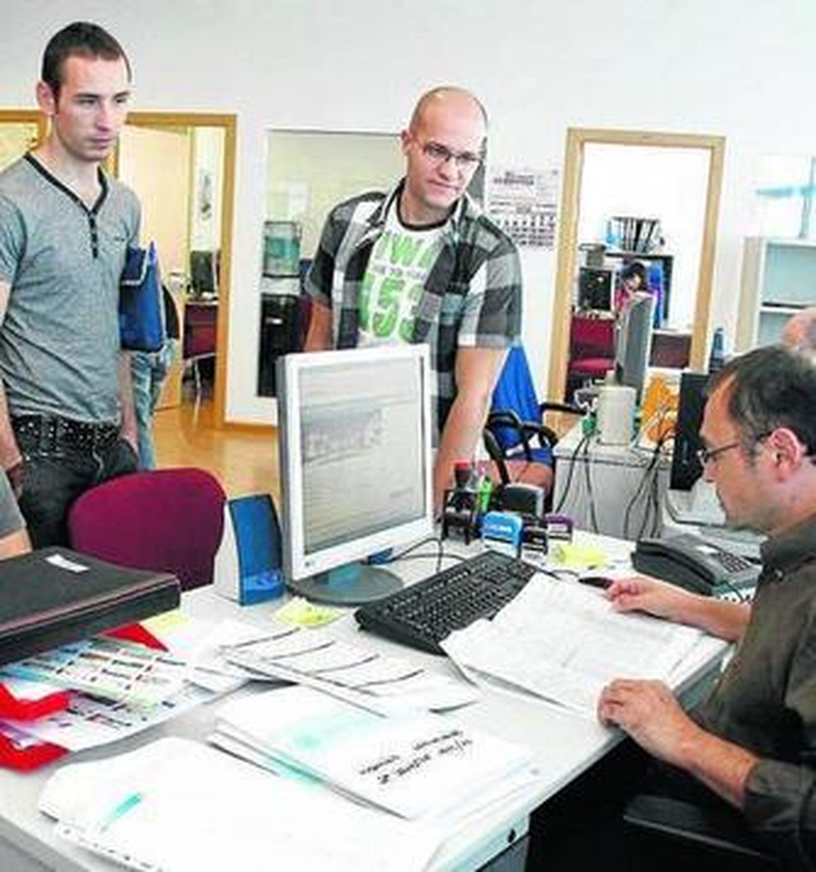 Estudiantes de Erasmus reciben información por parte de la UAL.