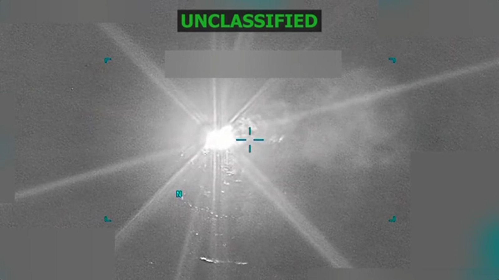 Captura del vídeo del ataque a una narcolancha difundido por el secretario de Guerra de EEUU, Pete Hegseth.