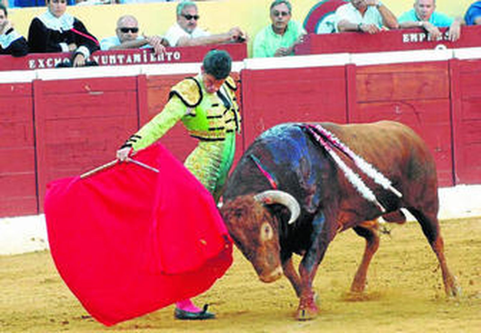 El diestro sevillano Daniel Luque, en un derechazo, ayer, en Marbella.