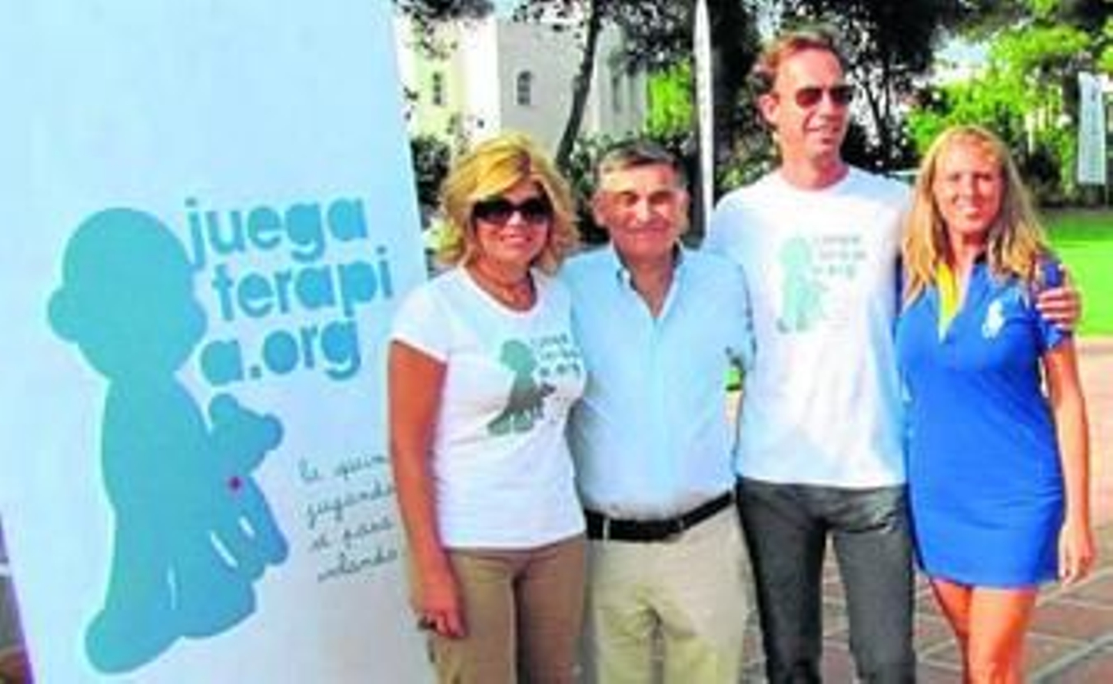 El teniente alcalde de Nueva Andalucía junto a los organizadores.