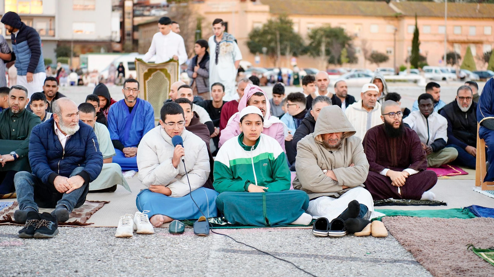 Fotos: Los musulmanes de Algeciras finalizan el mes de ayuno del Ramadán con un rezo comunitario en el Llano Amarillo