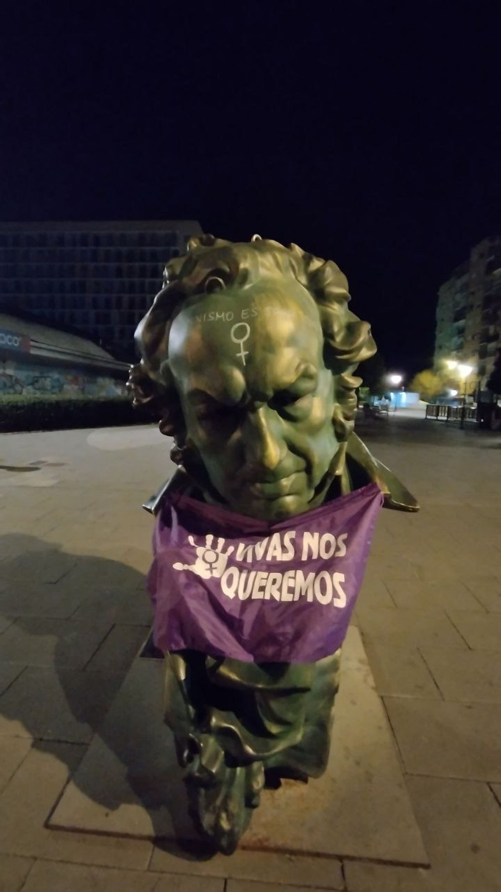 Las imágenes de las pintadas a los bustos de los Premios Goya de Granada