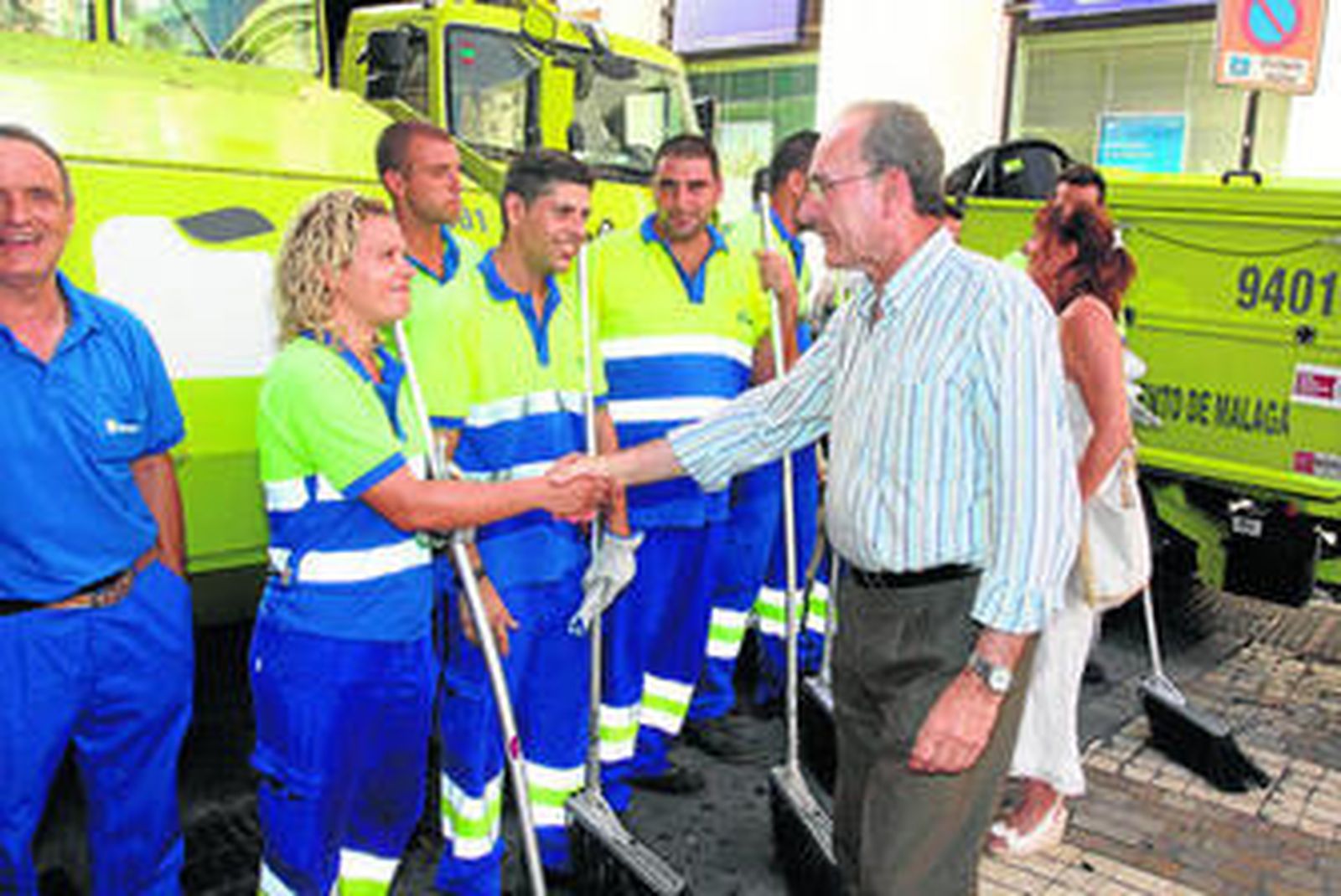 Francisco de la Torre saluda a varios trabajadores de Limasa, en la pasada Feria de agosto.