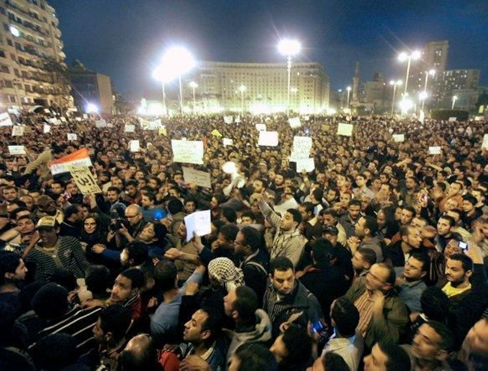 Más de 100.000 manifestantes exigen la dimisión de Mubarak en El Cairo