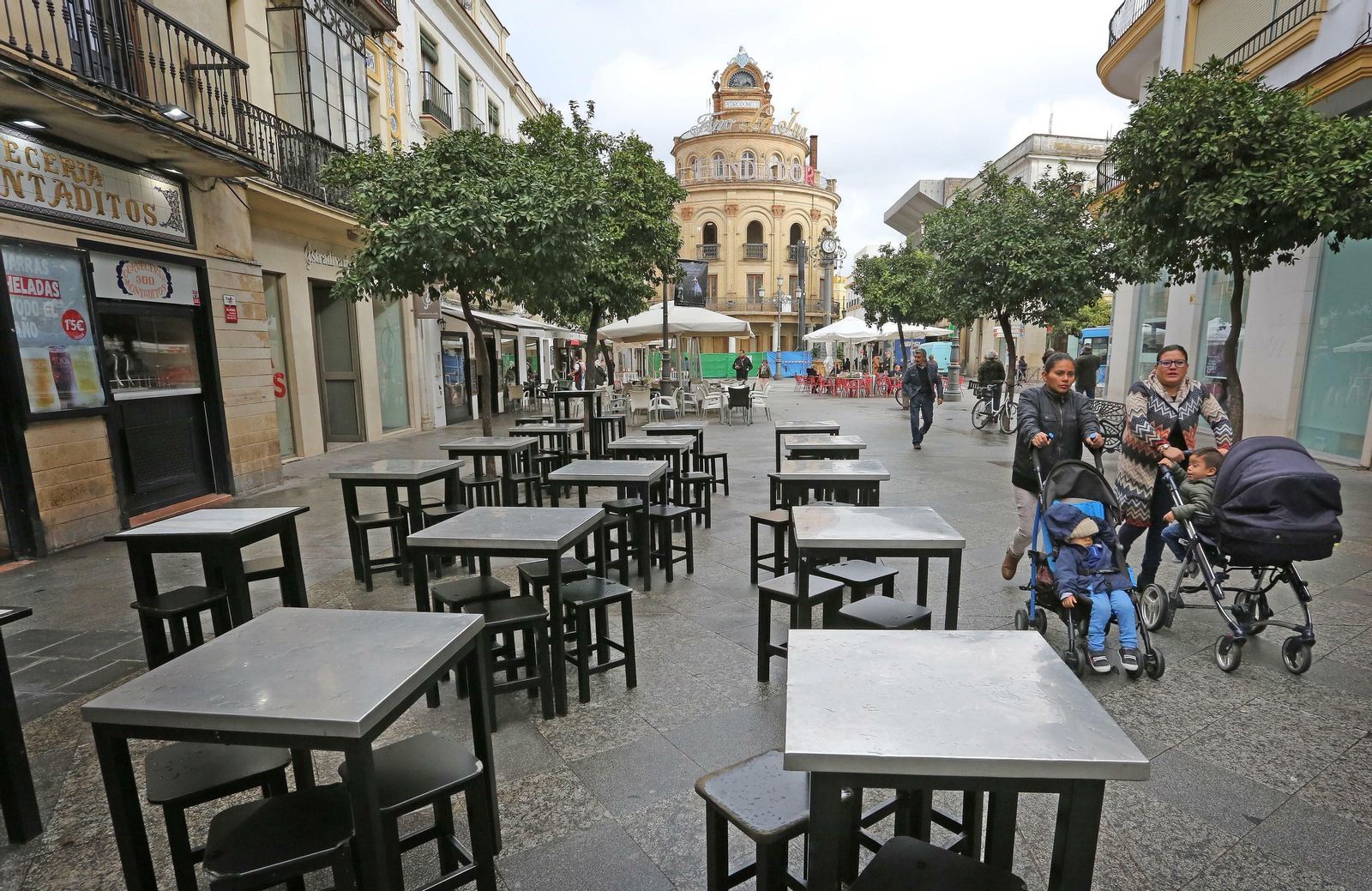 Aspecto que presentan las terrazas de los bares en plena calle Larga.