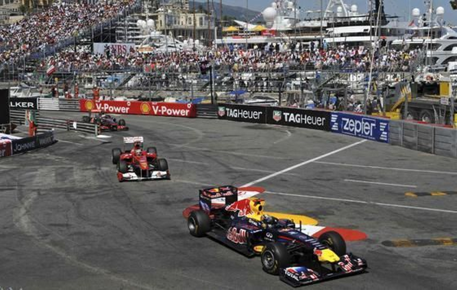 Sebastian Vettel, perseguido por Fernando Alonso y Jenson Button.

Foto: Reuters