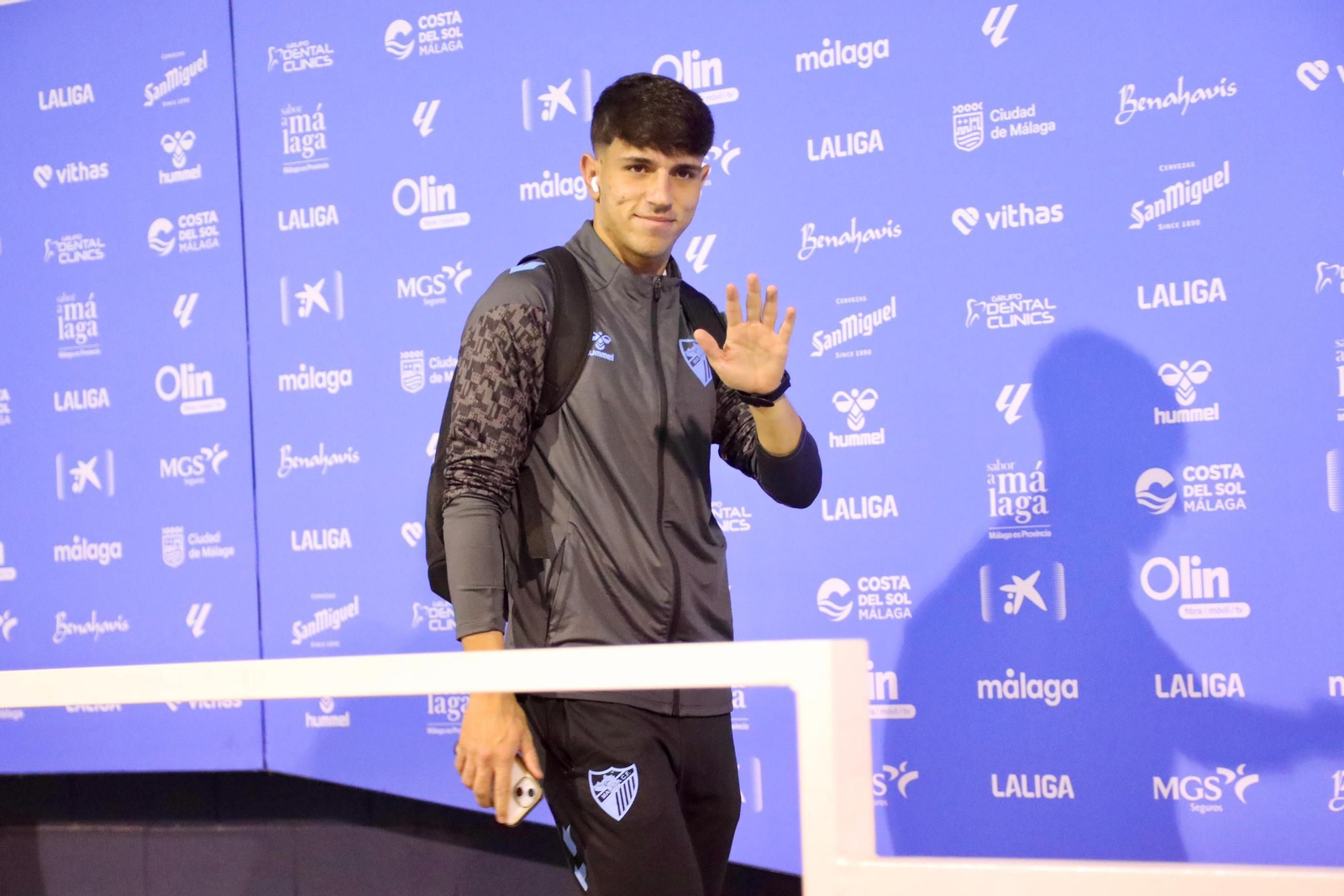 Izan Merino saluda en su llegada a La Rosaleda