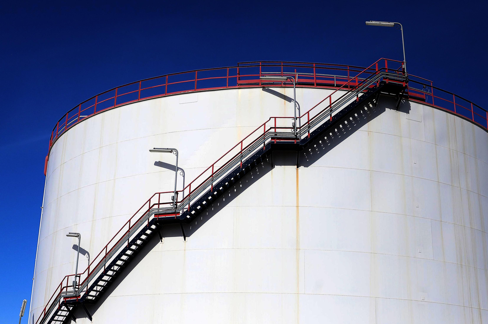 Cepsa fabrica combustible sostenible en el polo energético de La Rábida (Huelva) a partir de huesos de aceituna y otros residuos vegetales, en imágenes