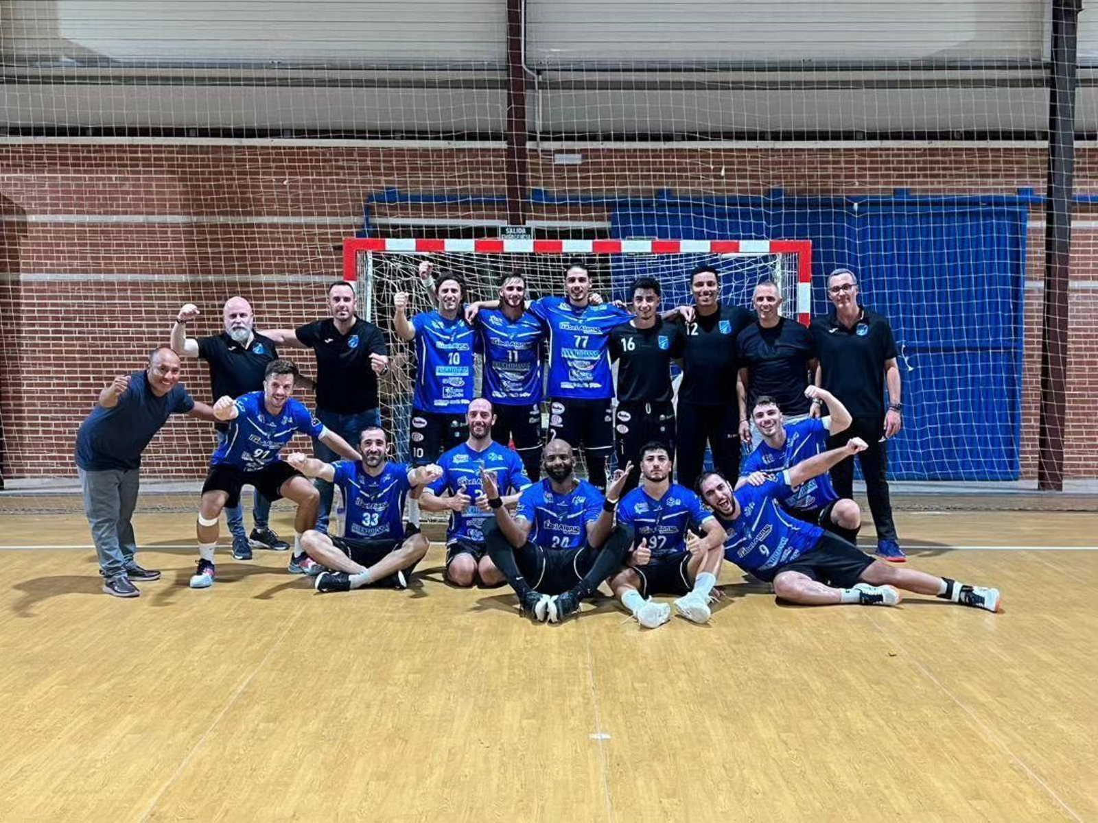 Foto de equipo del CBM Cantera Sur El Ejido celebrando su victoria en el primer partido de la temporada..