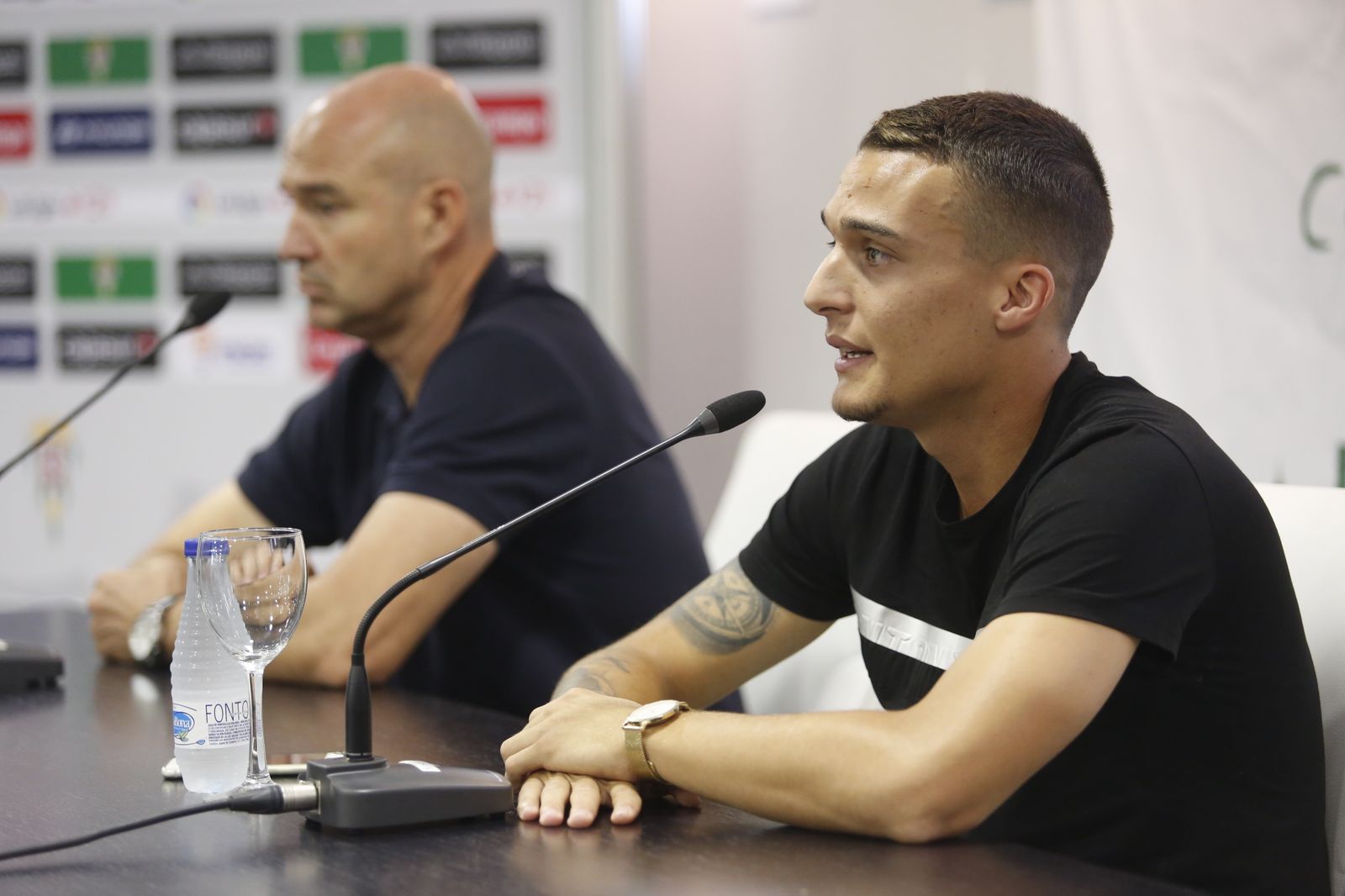 Luismi Quezada, junto a Berges, en su presentación en El Arcángel.
