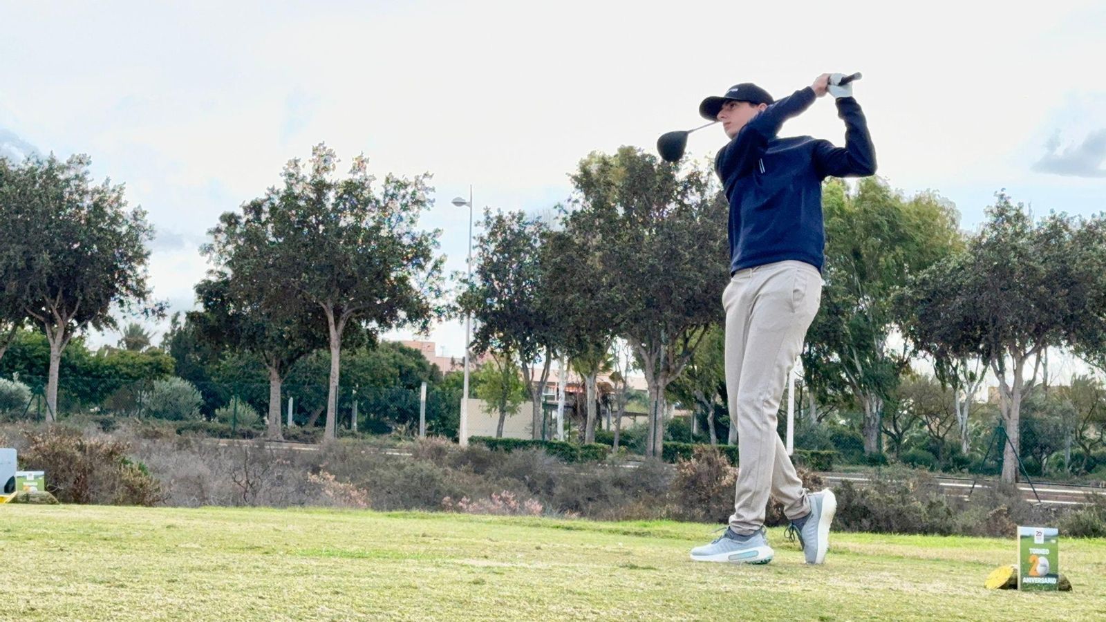 Uno de los golfistas participantes en la competición después de realizar un golpe durante el último torneo.
