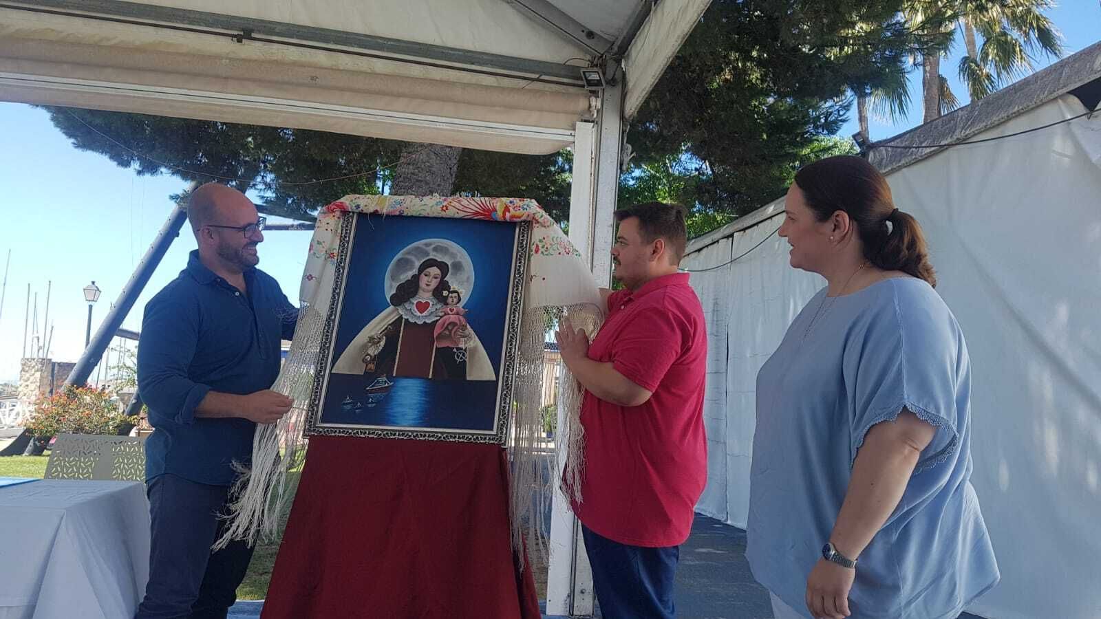 El momento en que el alcalde y el autor descubren el cartel anunciador.