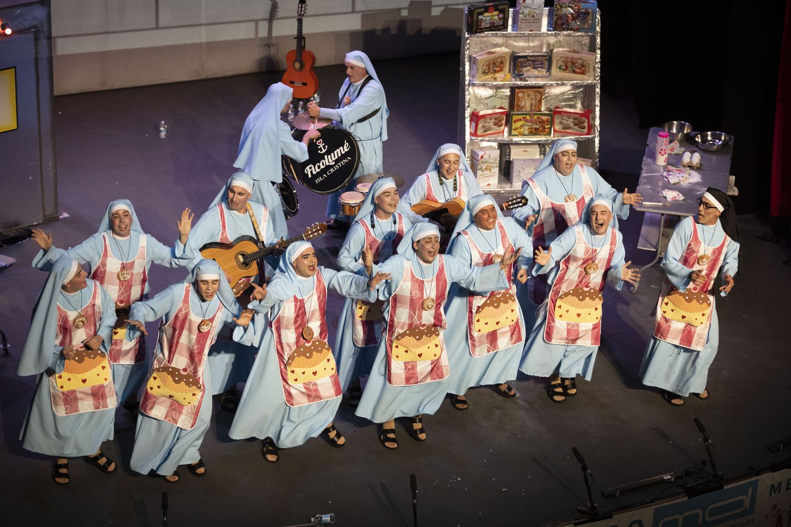 Imágenes de la actuación de la murga de Isla Cristina 'Las monjas 30 años de tradición' en el Carnaval Colombino
