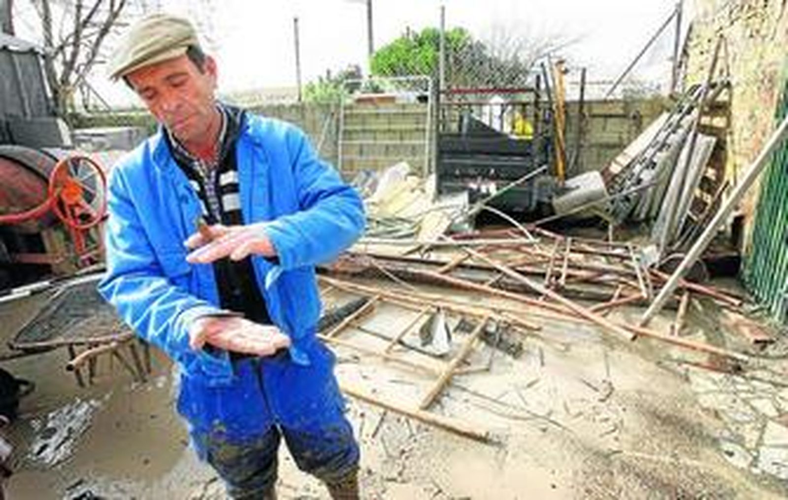 Juan Pérez, vecino de Zarandilla, muestra los destrozos que el agua ha provocado en su finca.