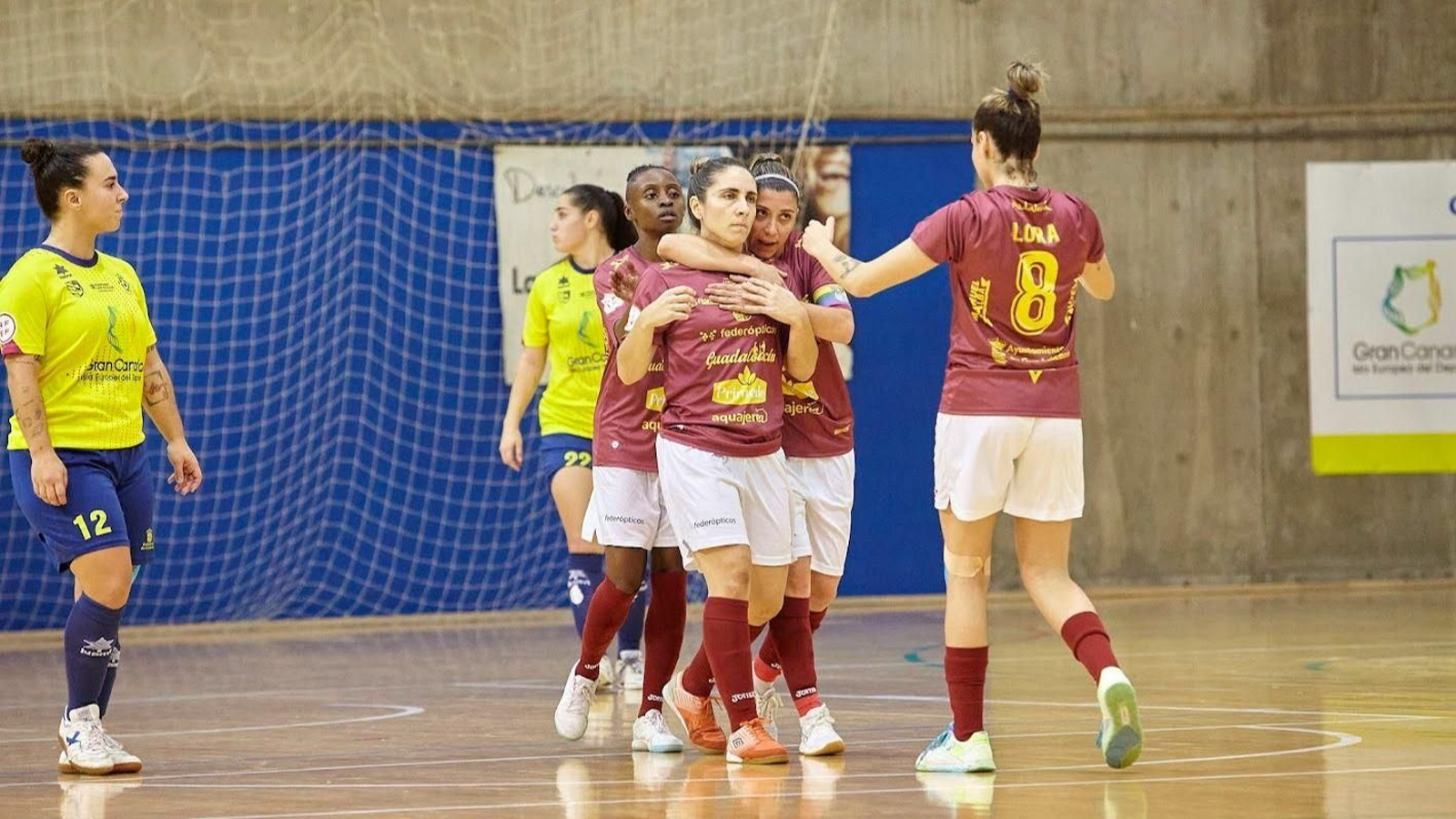 Ame Romero es abrazada por sus compañeras tras anotar de penalti el 0-2.