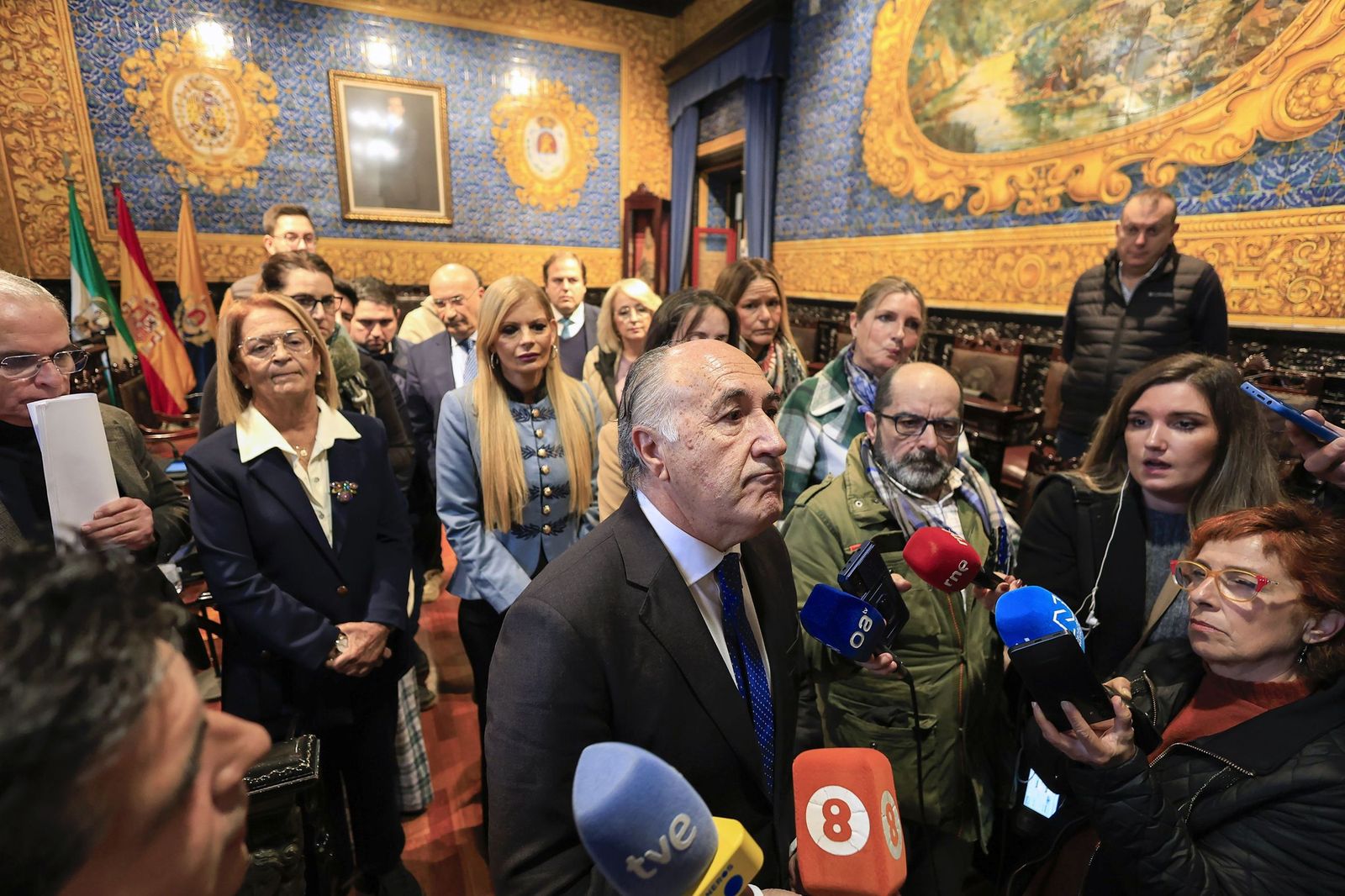 José Ignacio Landaluce, rodeado por los concejales del PP en el último pleno del Ayuntamiento de Algeciras.