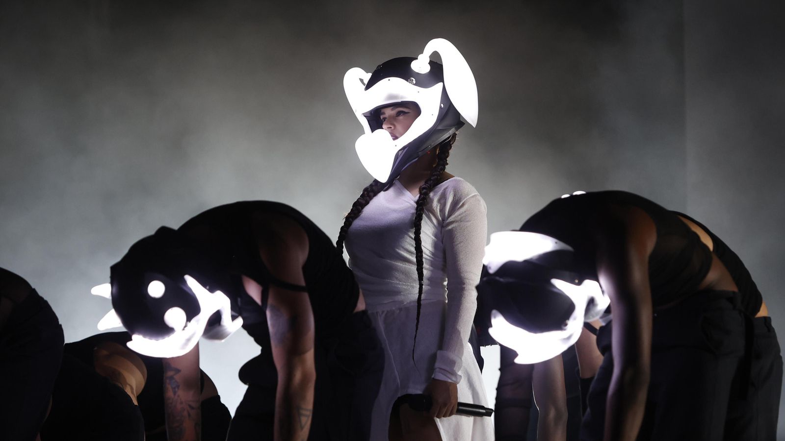 Rosalía iniciando su espectáculo en el Estadio de la Cartuja