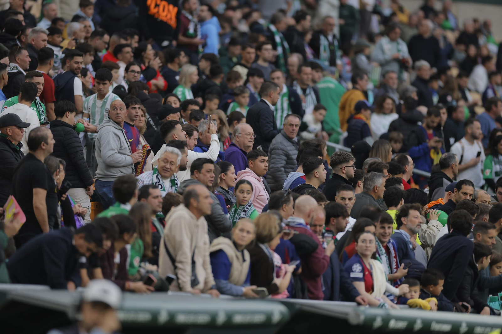 Búscate en las fotos del Betis - Barcelona