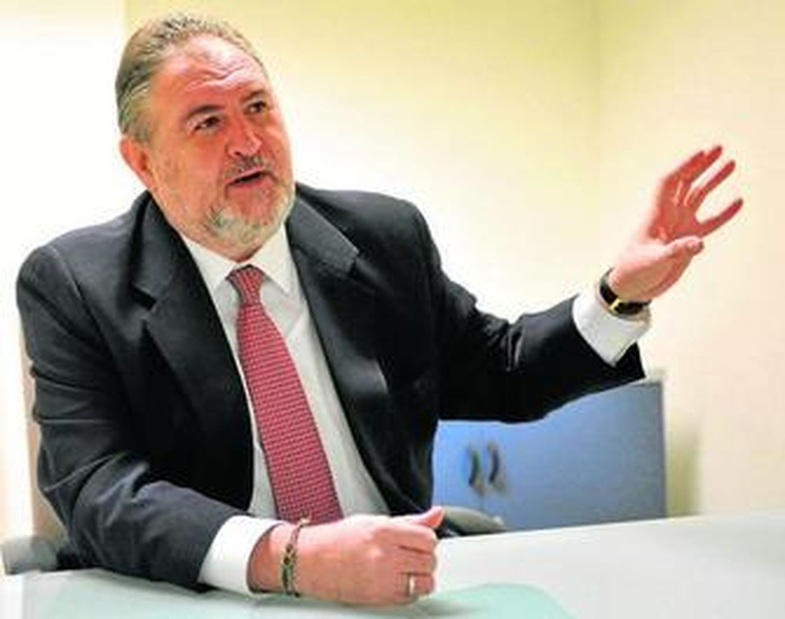 El presidente de Carbures, Carlos Guillén, en un momento de la entrevista.