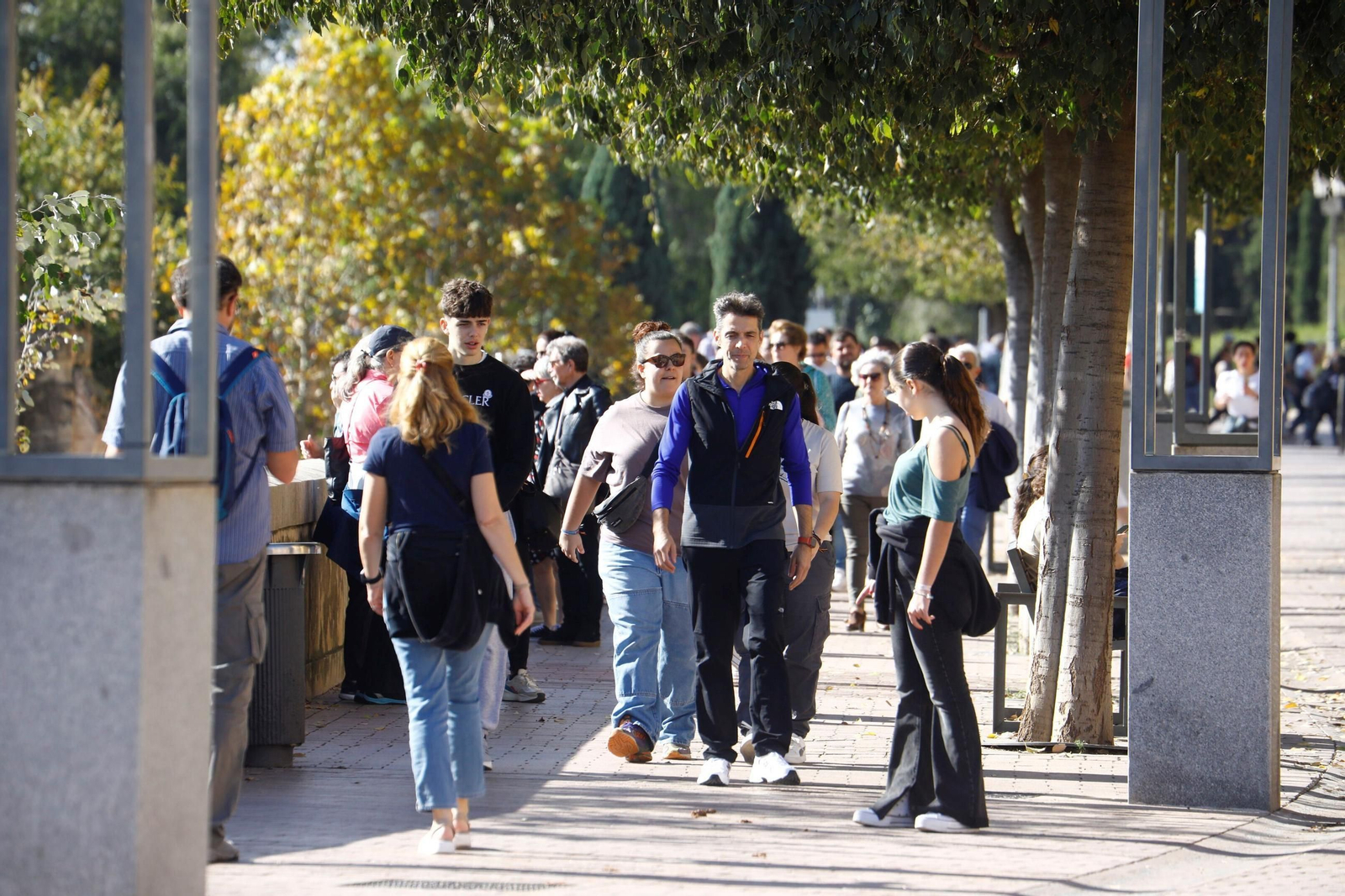 Las imágenes de Córdoba repleta de turistas en el Puente de los Santos