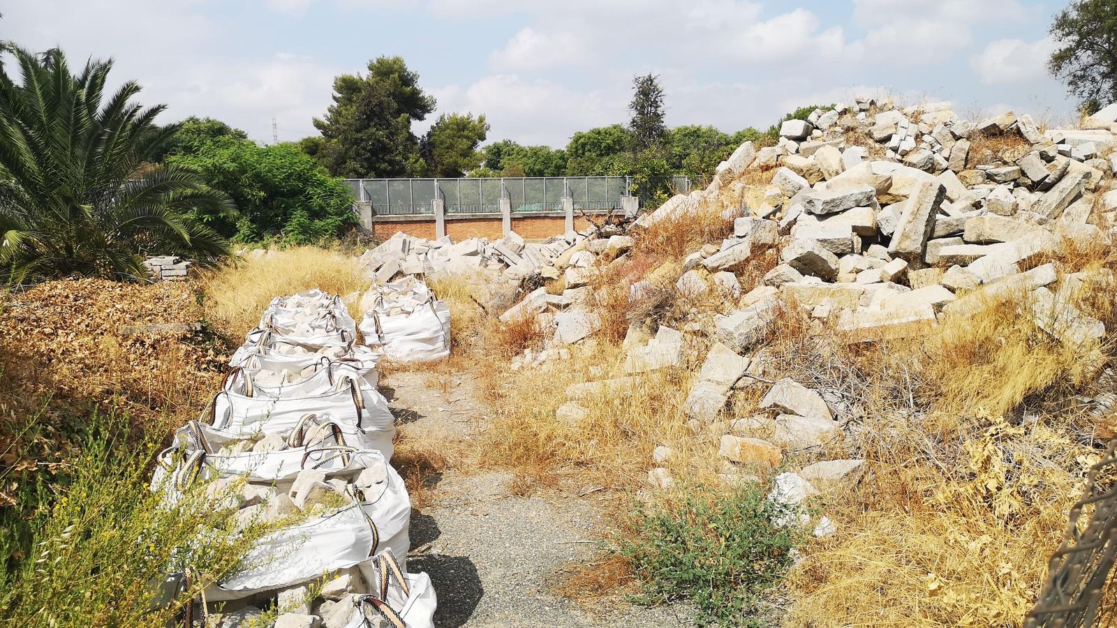 Los adoquines retirados de Mateos Gago se encuentran en su solar en Torreblanca.
