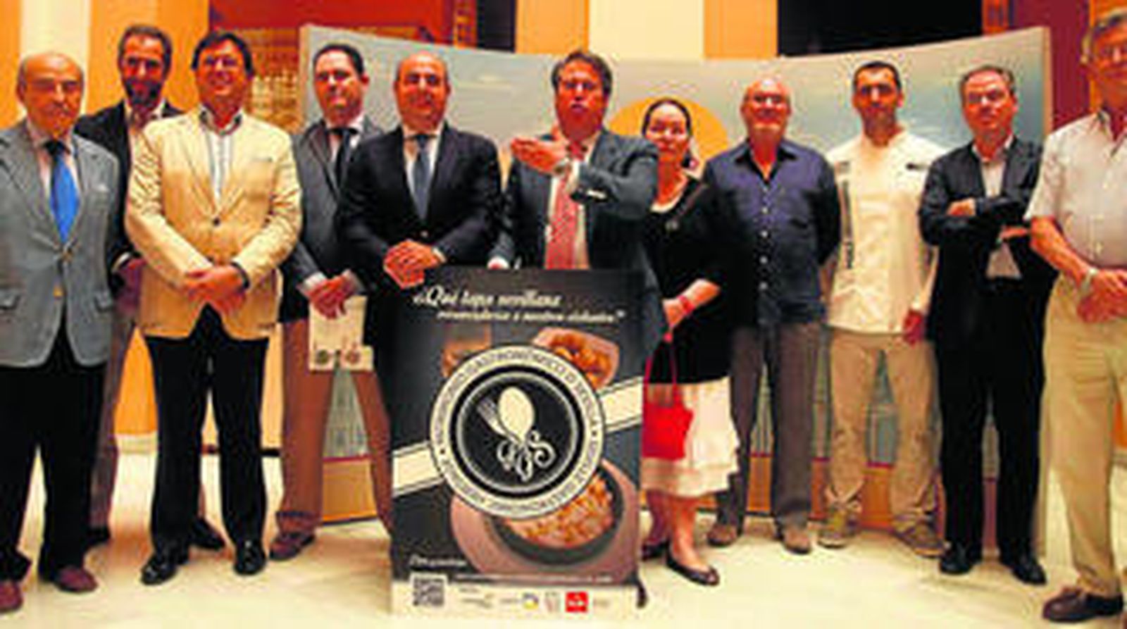 Gregorio Serrano, en el centro, presenta el concurso gastronómico rodeado de representantes del sector hostelero sevillano.