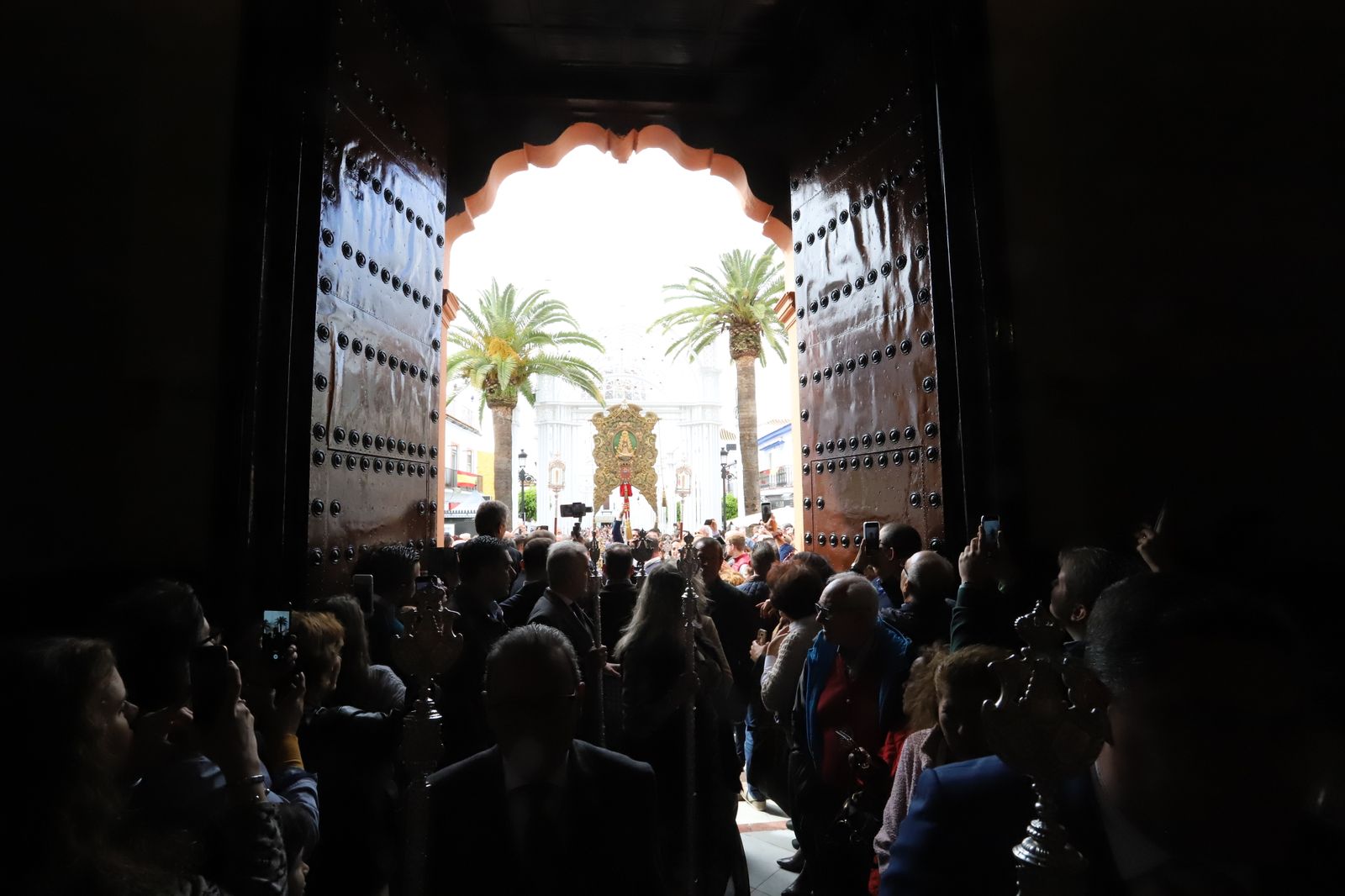 Imágenes de la misa de la Hermandad del Rocío de Huelva ante la Virgen del Rocío