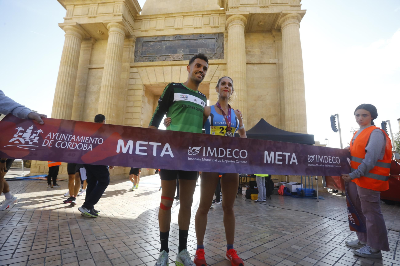 La gloria de cruzar la Puerta del Puente: las fotos de la línea de meta de la Media Maratón de Córdoba 2024