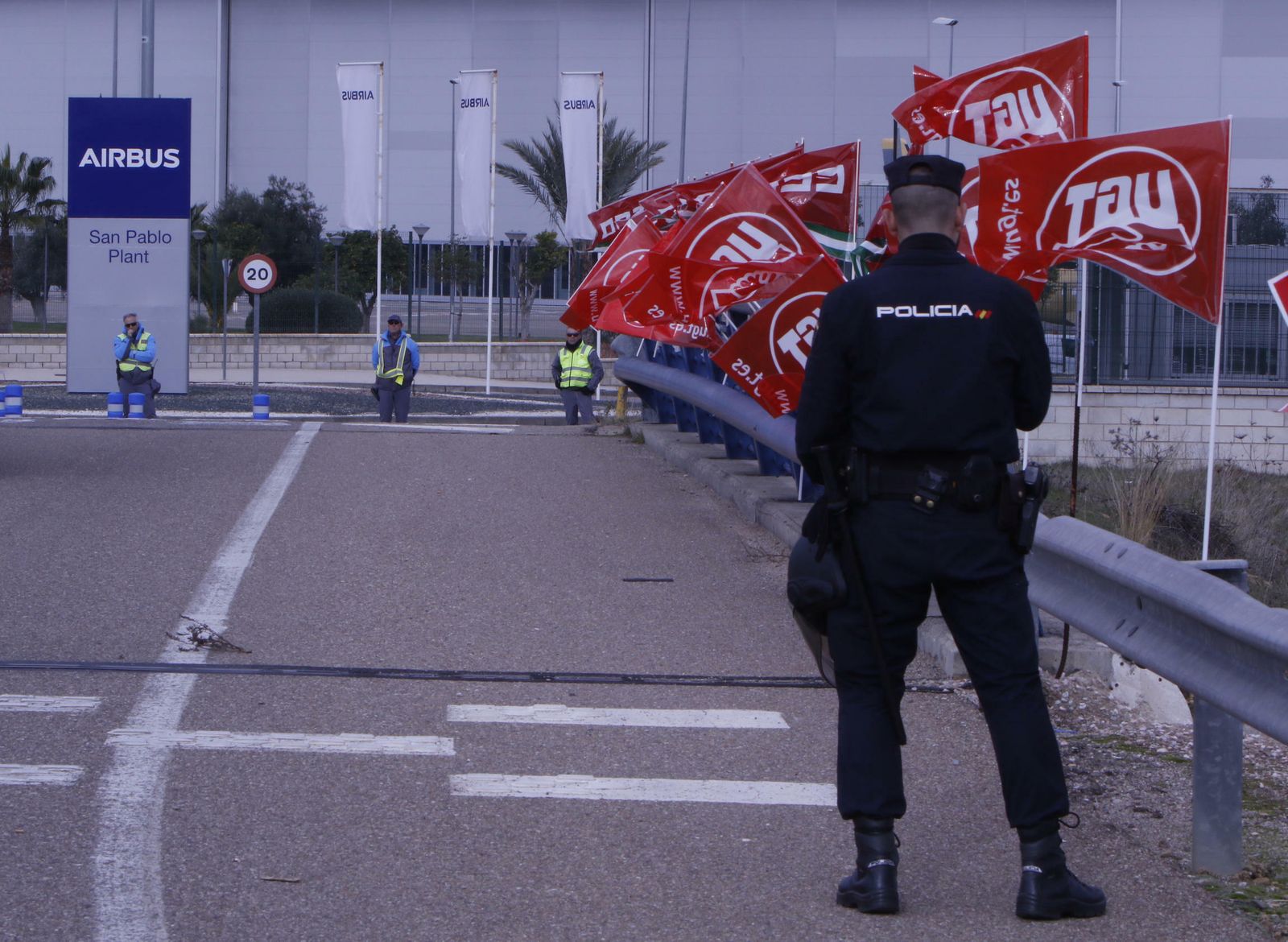Un policía nacional vigila el desarrollo de la protesta.