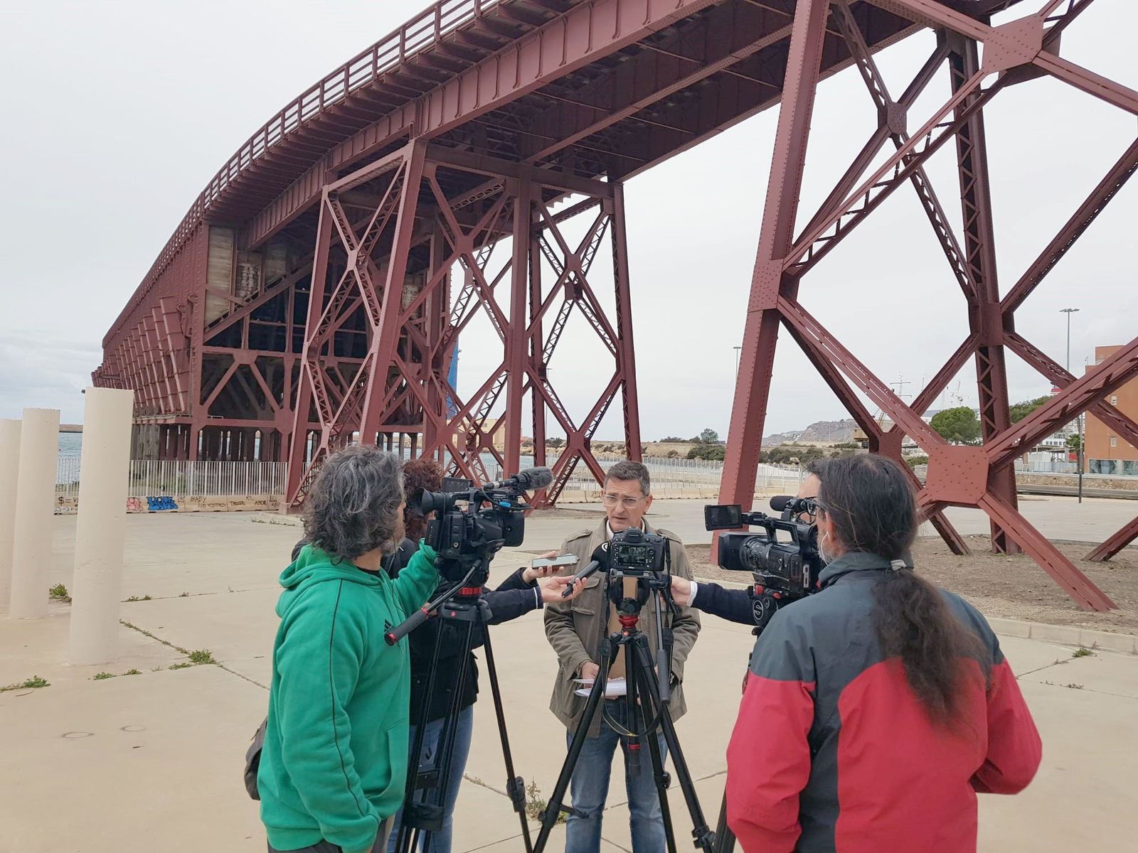 José Luis Sánchez Teruel atiende a los medios de comunicación junto al Cable Inglés