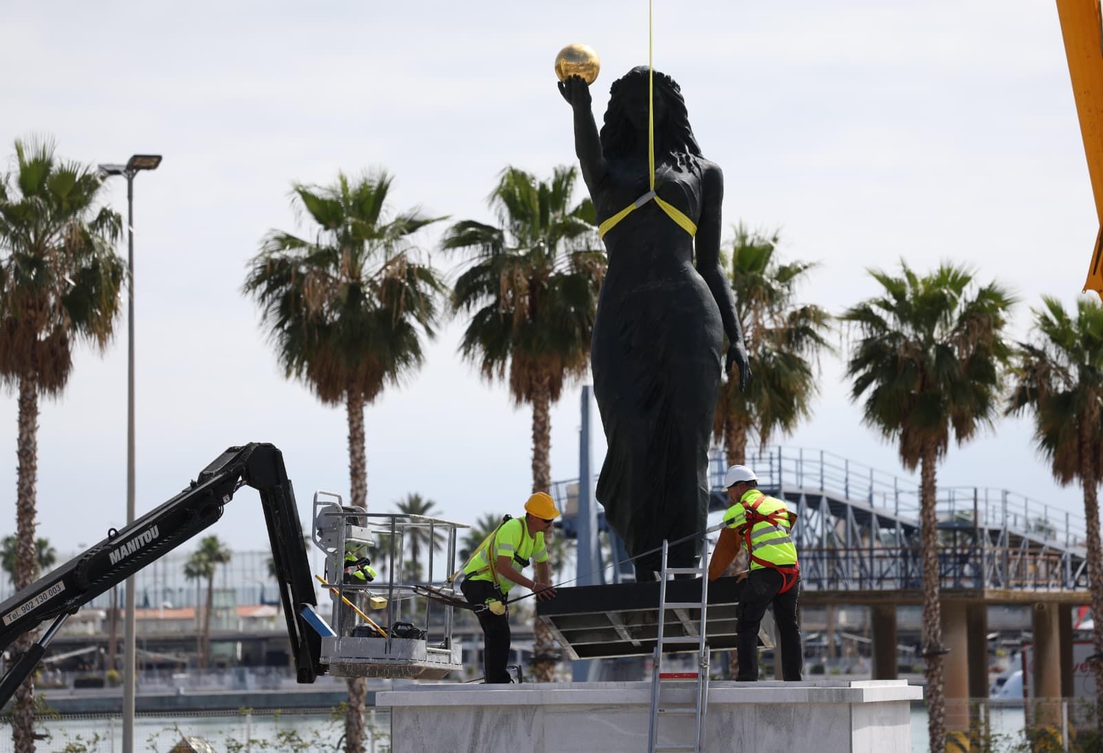 El montaje de las dos esculturas de Neptuno y Venus, en fotos