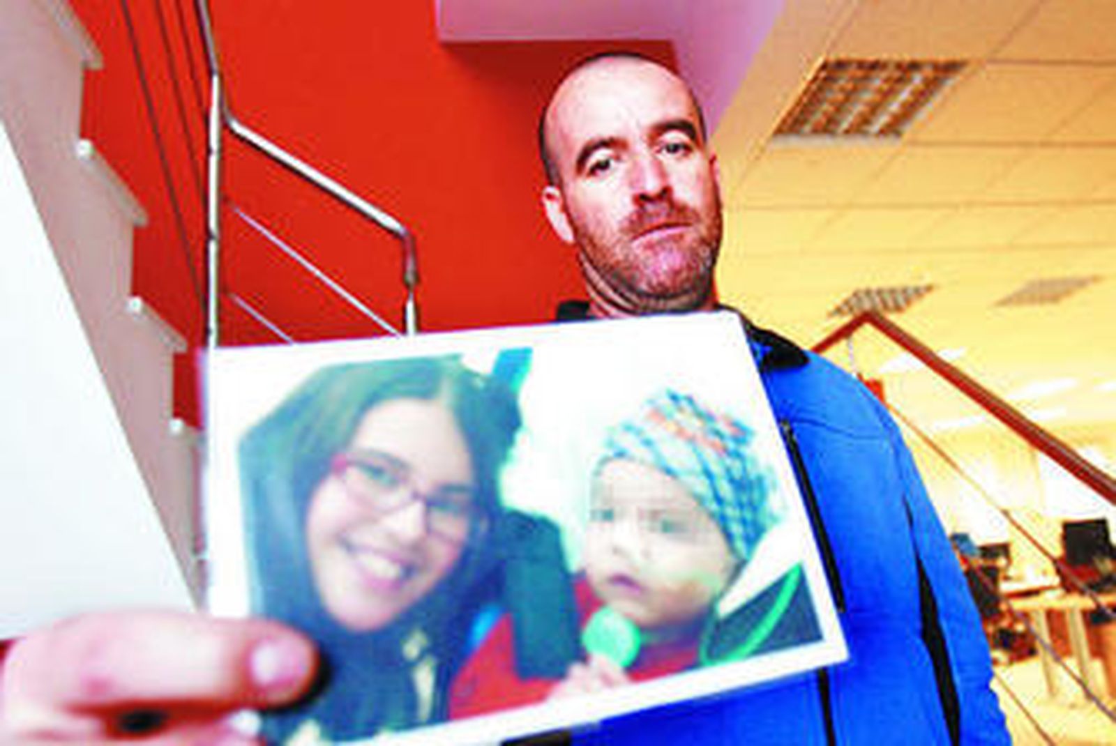 Ramón Duarte, el padre de Francisco Alejandro, muestra una foto en la que aparecen sus dos hijos.