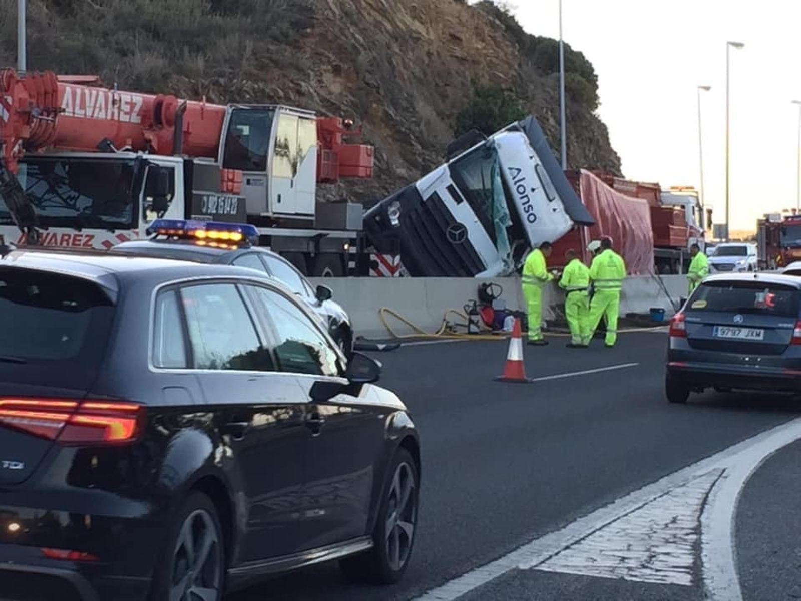 Las imágenes del vuelco del camión en la Cala de Mijas