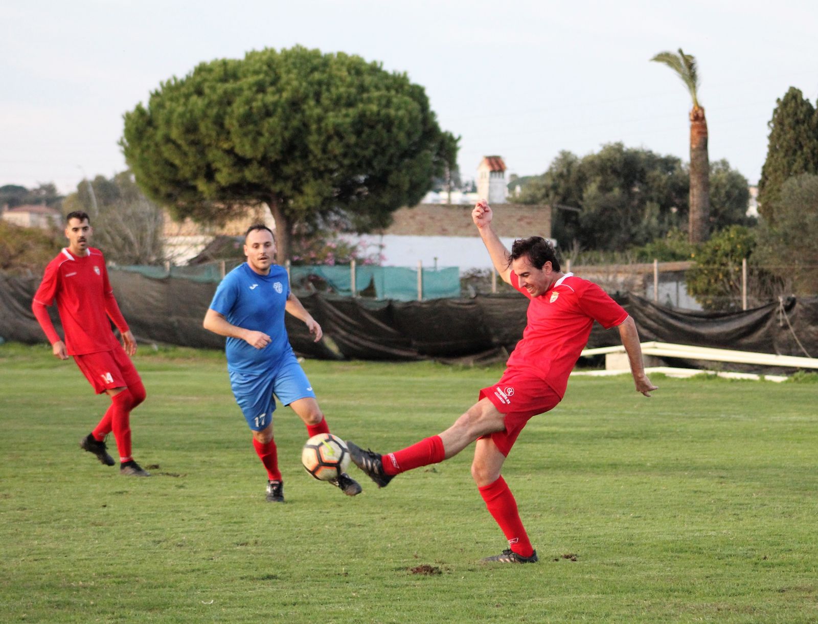 Orellana despeja en presencia de Ponda, del Trebujena.