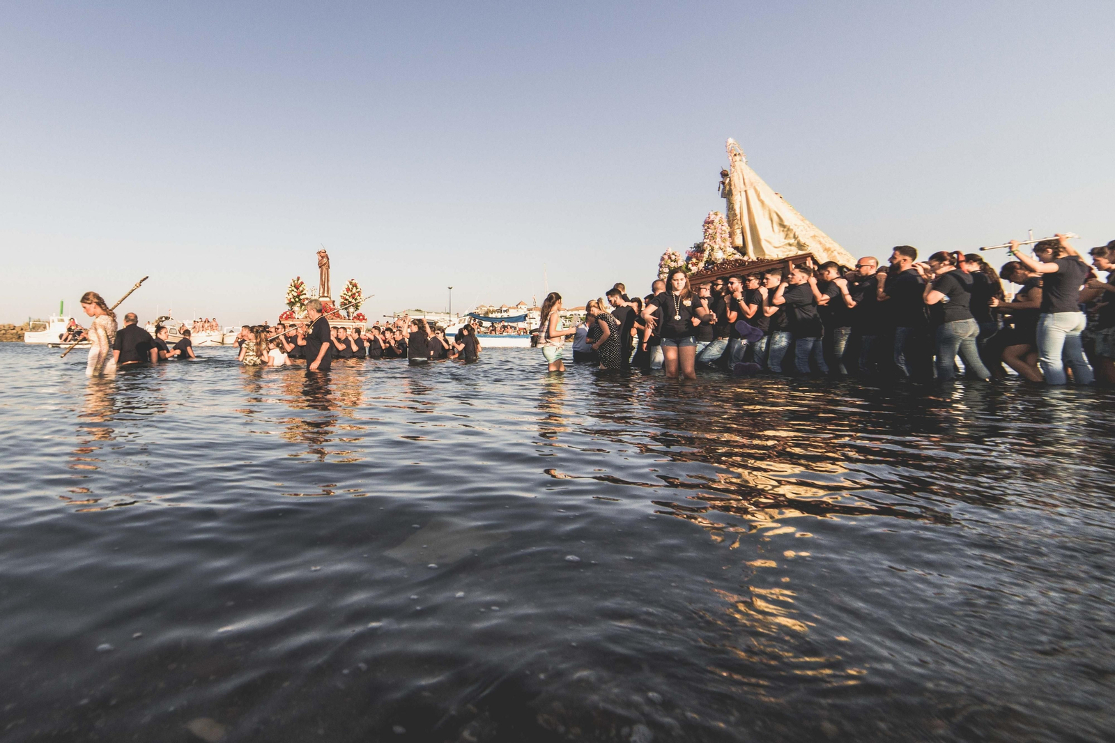 1. Los Santos Patrones San Antonio de Padua y Nuestra Señora del Carmen, dentro del mar. 2. Ofrenda floral a las imágenes. 3. Petalada a las veneradas imágenes. 4. Los ciudadanos arropan a las imágenes en la procesión.