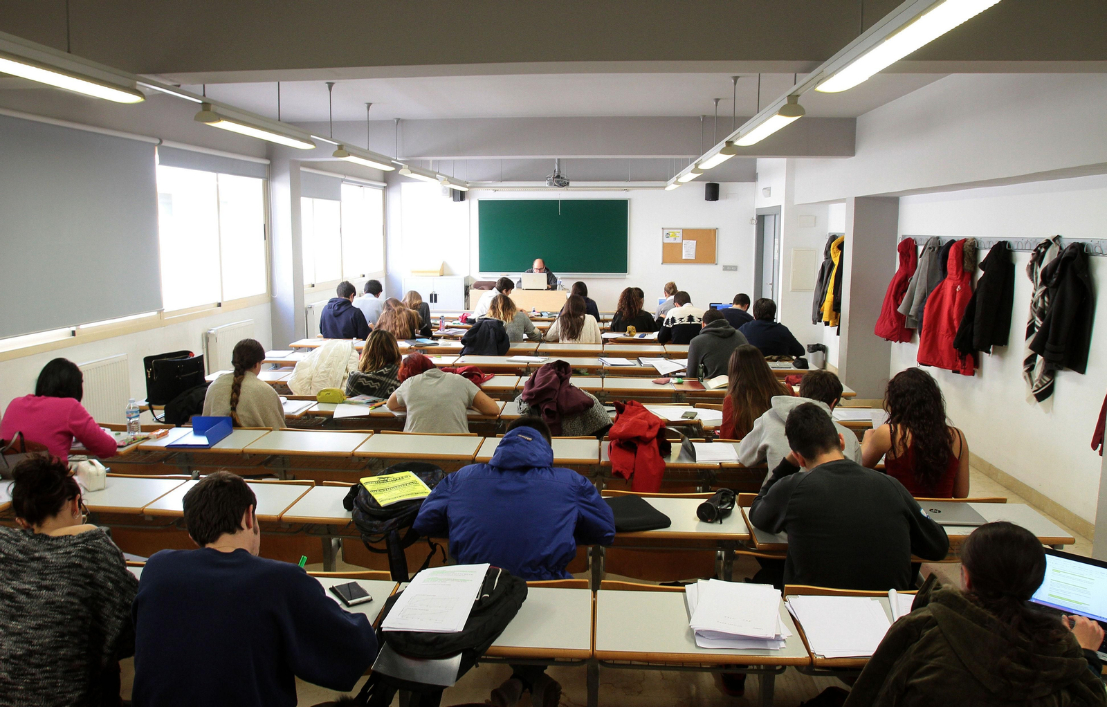Estudiantes en el Aulario de la Facultad de Derecho, abierto para el estudio durante las pasadas navidades.