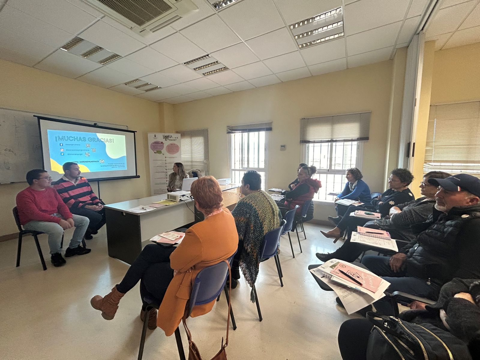 Begoña Rodríguez, trabajadora social de la Asociación Asperger Almería, ha impartido una charla-coloquio al respecto.