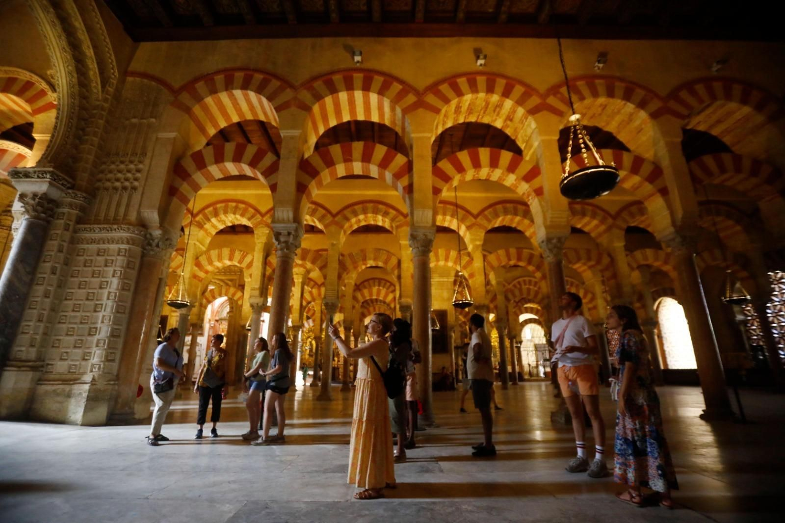 Turistas visitan el interior de la Mezquita-Catedral de Córdoba.