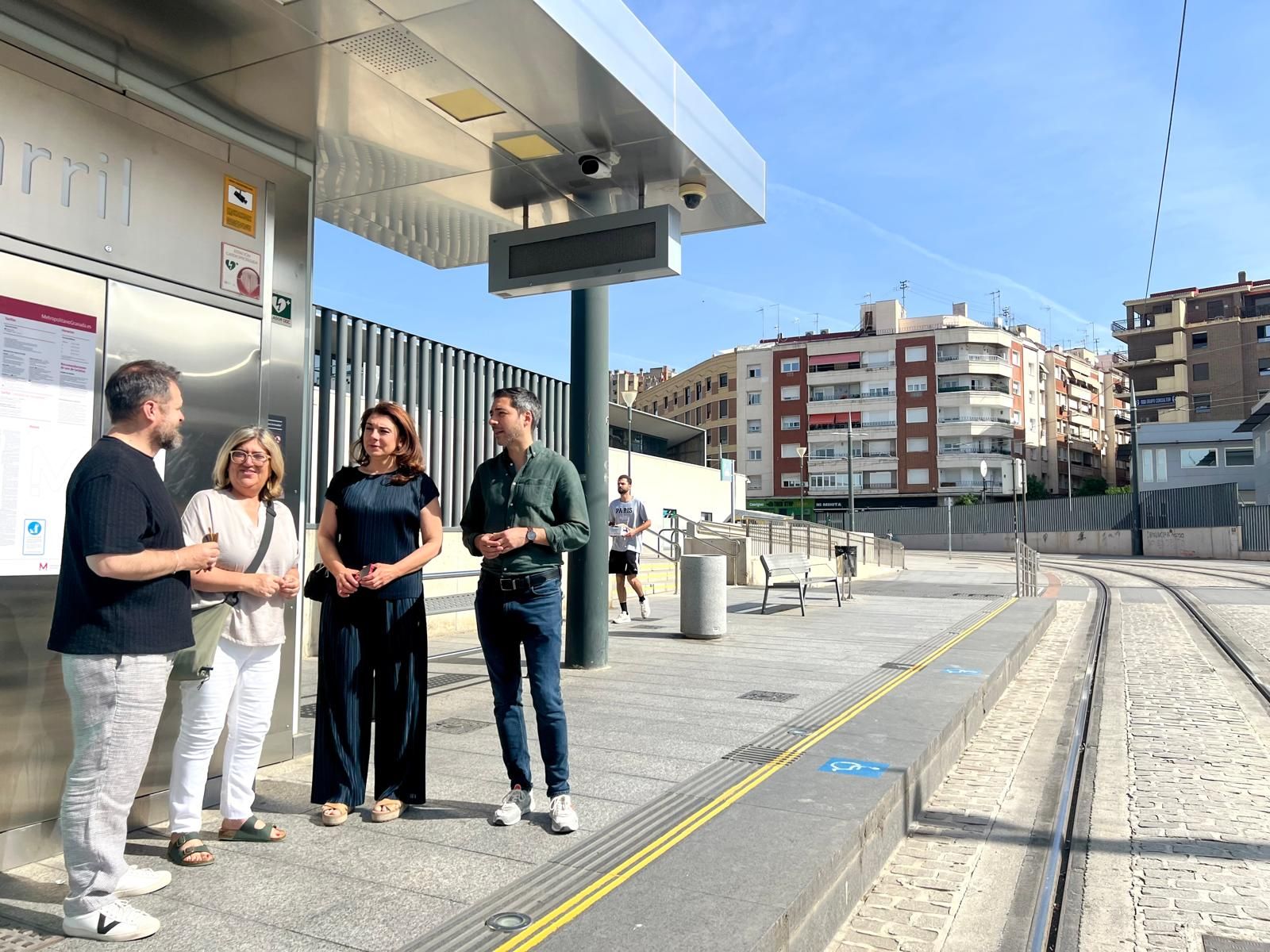 Concejales del PSOE, en la estación del Metro de la estación.