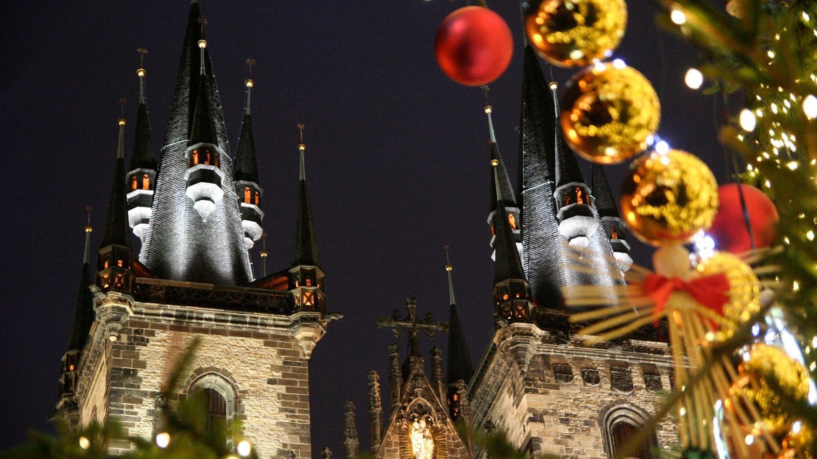 Adornos navideños en una de las plazas principales de Praga