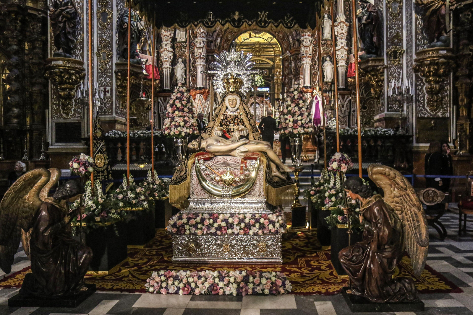 La Virgen de las Angustias, patrona de Granada, repuesta al culto tras su restauración