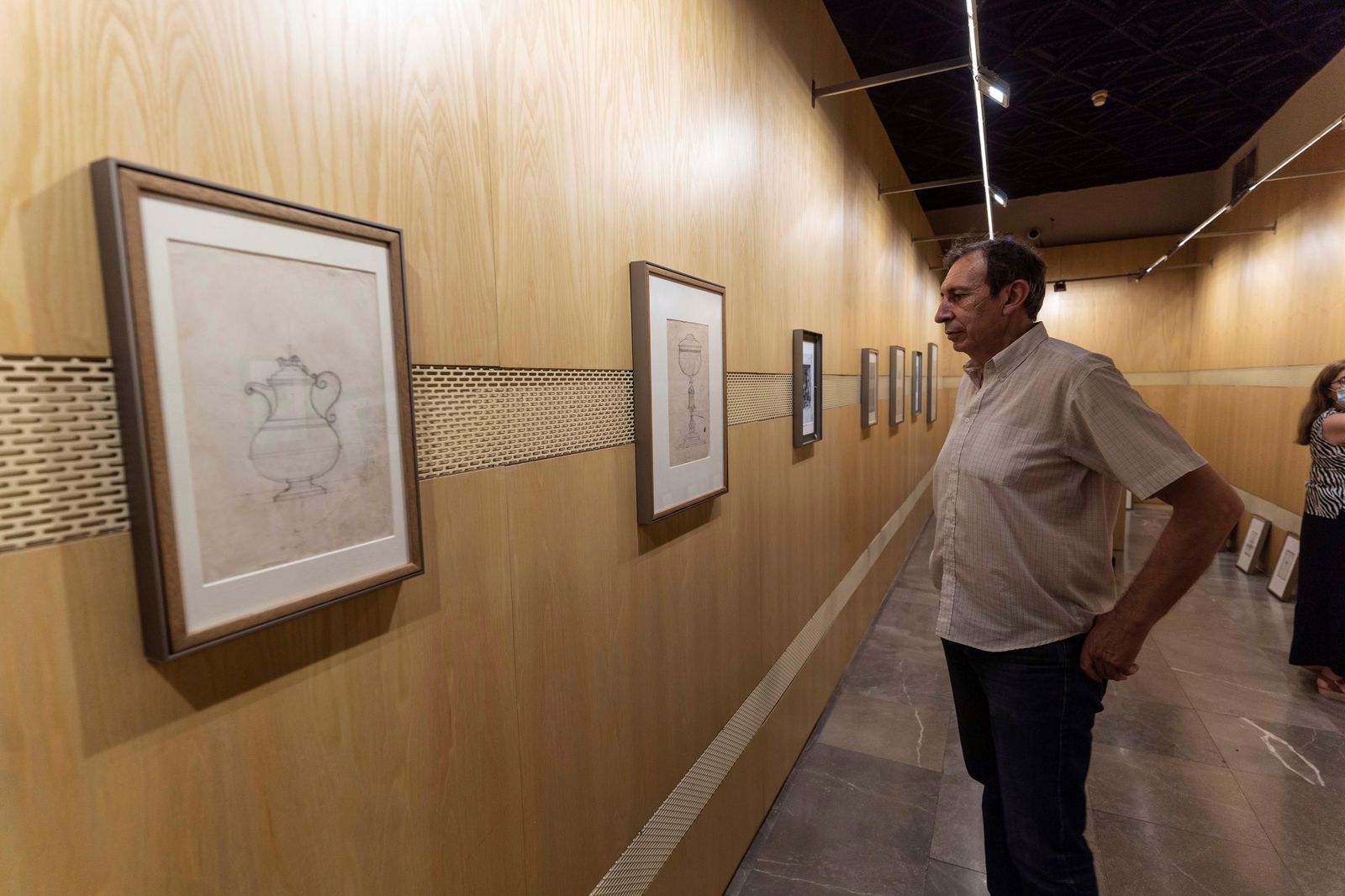 Un hombre observa uno de los dibujos en el Museo de Bellas Artes de Córdoba.