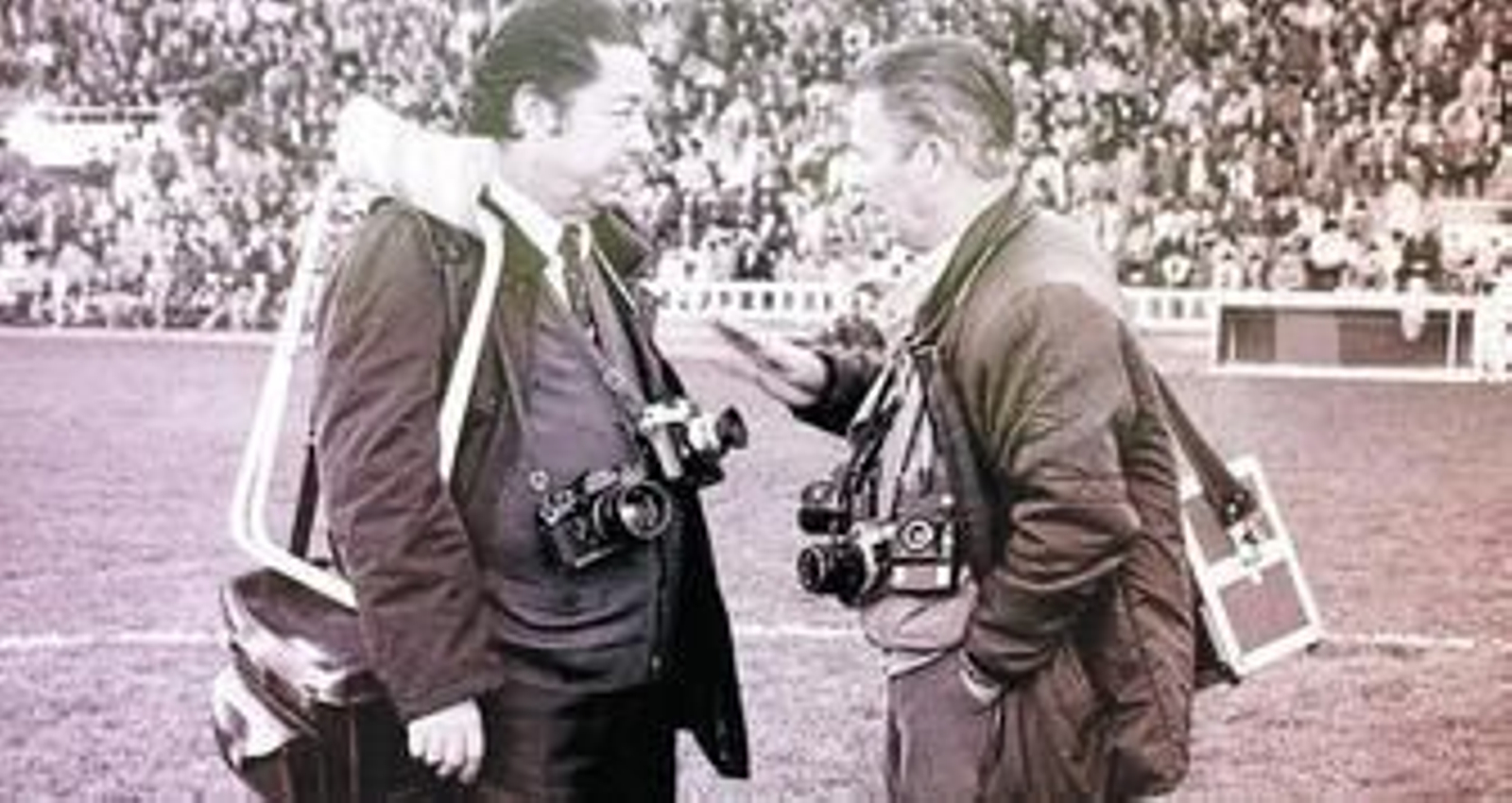 Juan Martínez Neto, Juman, preparado para cubrir un partido del Cádiz en el Carranza, escucha atentamente a Manuel Bernet.