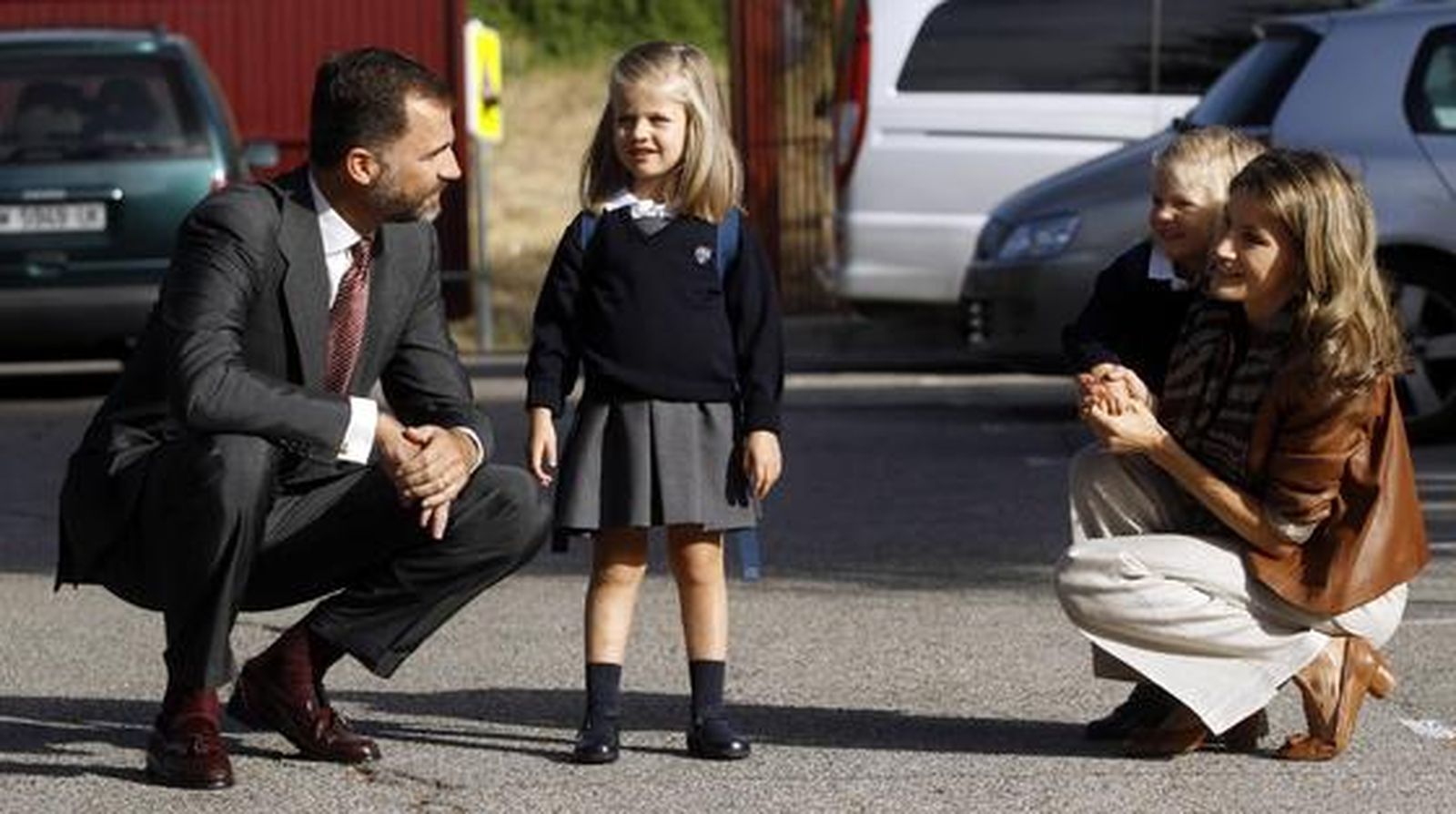 Las infantas Leonor y Sofía asisten a su primer día de colegio acompañadas de sus padres. / Reuters