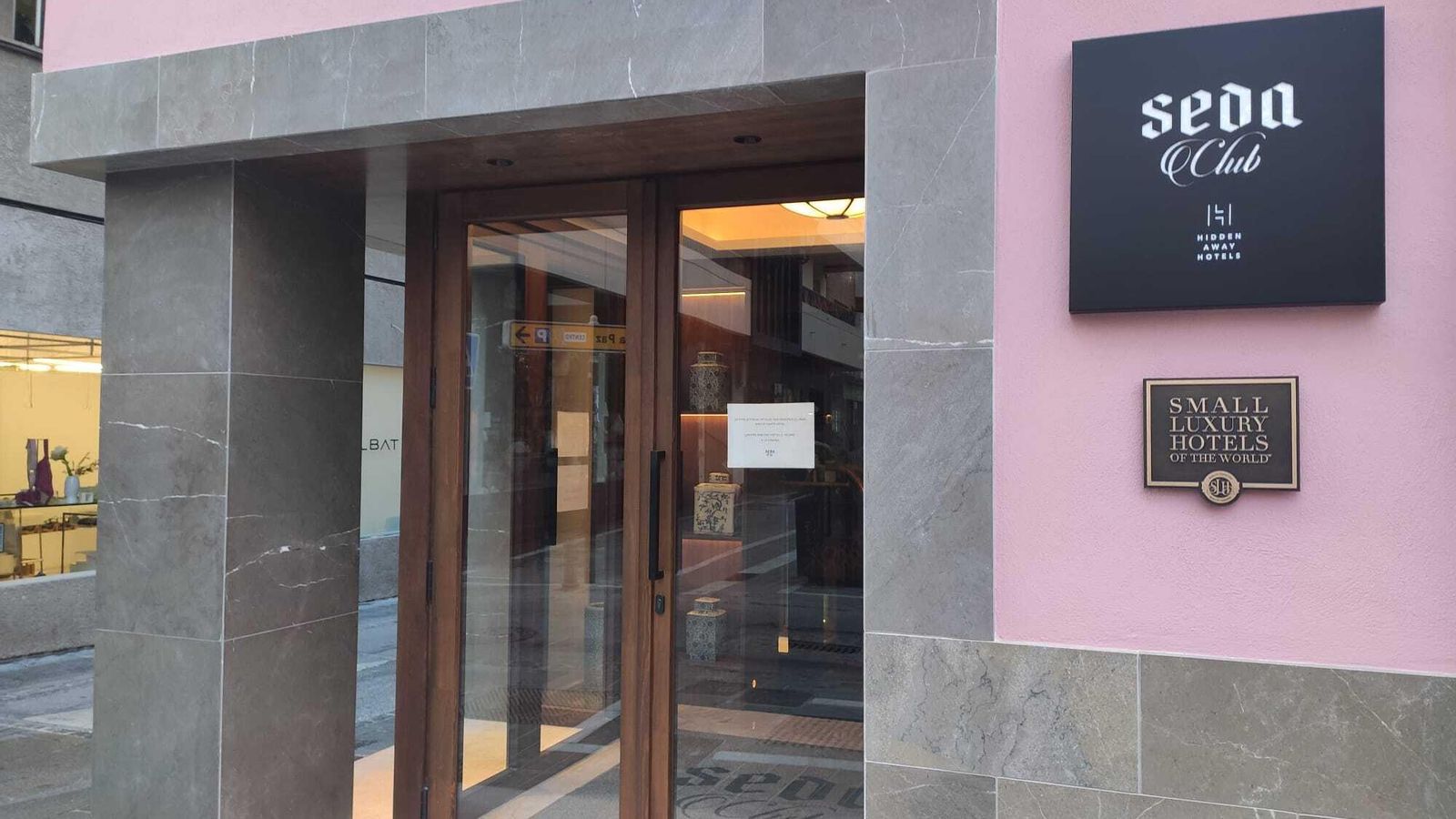 Entrada al hotel, en la esquina entre Trinidad y Buensuceso.