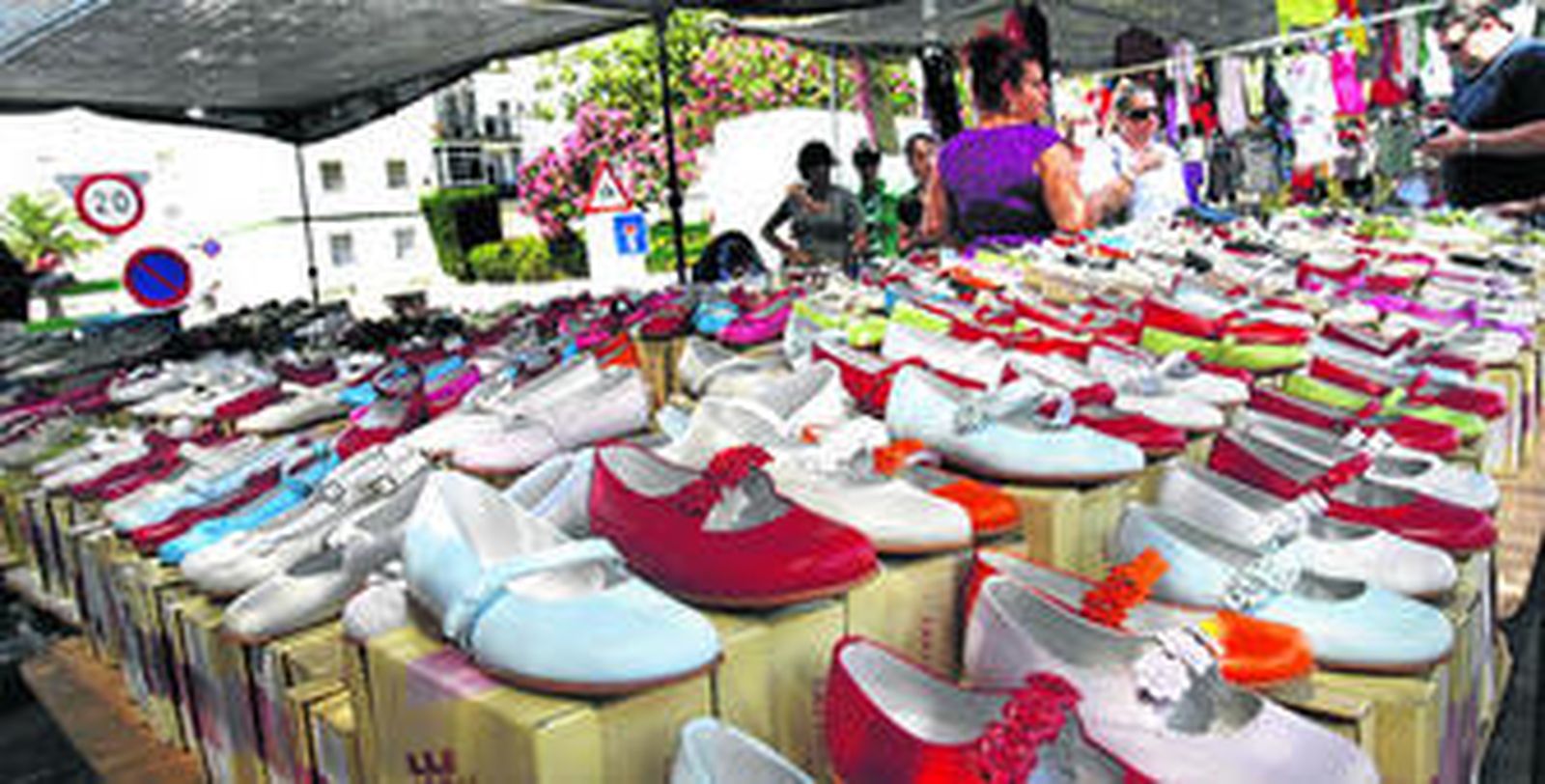 El calzado es uno de los artículos con mayor presencia en los mercadillos.